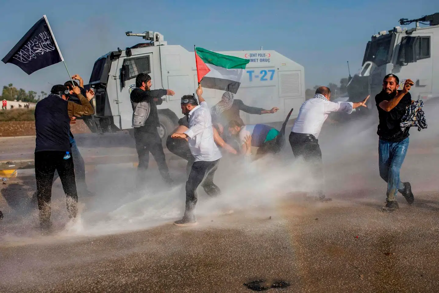Politiet har blandt andet brugt vandkanoner mod demonstranterne.