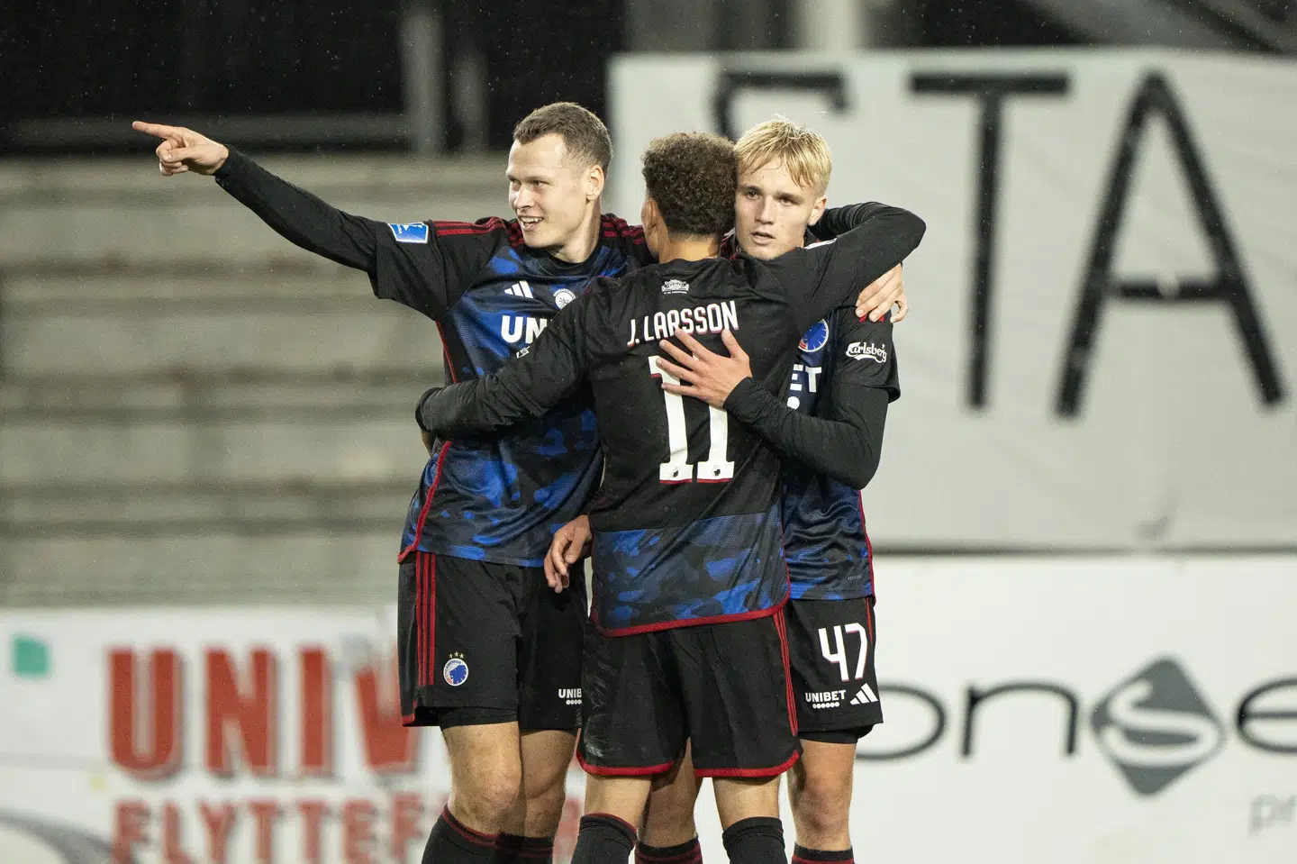Victor Froholdt (til højre) bliver tiljublet af Viktor Claesson og Jordan Larsson, der også scorede for FCK i Randers.