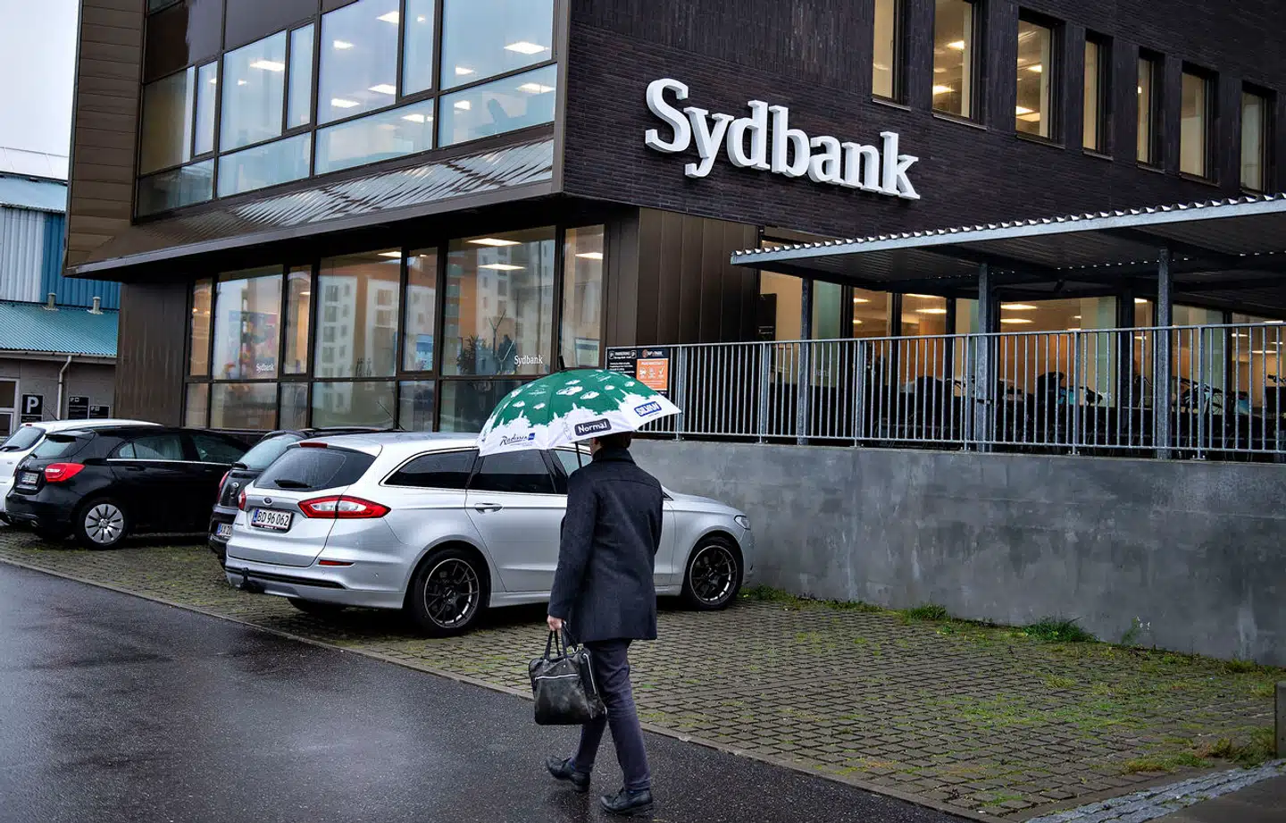 Sydbank lægger sig i front, når det gælder rekordindtjeningen i år, men er skarpt forfulgt.