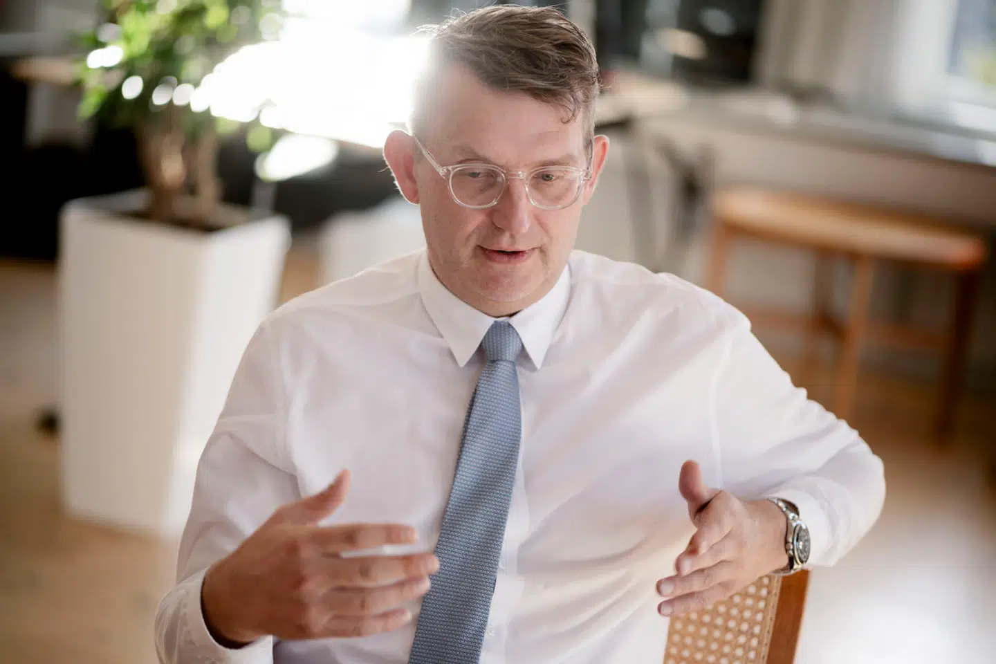 »Min elskede historielærer Tage Kaarsted udtalte engang, at hvis man vil nå til tops i dansk politik, skal man være 'kedelig, men klog'. Så velkommen til Troels Lund! Og det er ment som et kompliment,« skriver Bertel Haarder.