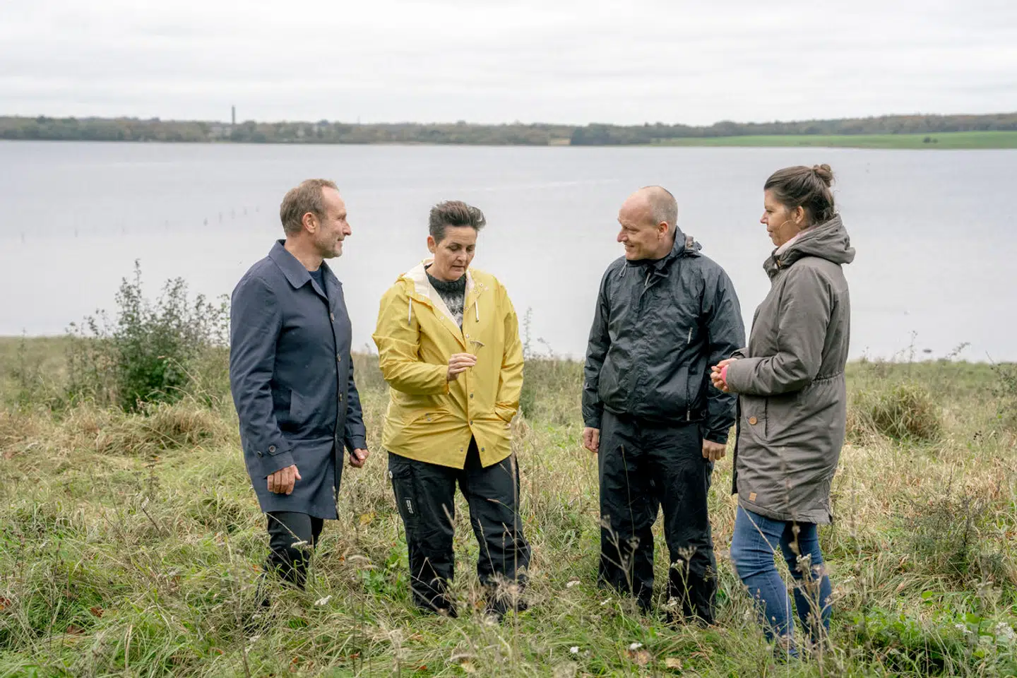 »I den anden grøft har jeg overvejet at stemme på Alternativet. Simpelthen for at være sikker på, at klimaet hele tiden kommer øverst på dagsordenen,« skriver Holger Bladt. Her mødes Martin Lidegaard (R), Pia Olsen Dyhr (SF), Franciska Rosenkilde (ALT) og Pelle Dragsted (EL) ved Roskilde Fjord for at præsentere et udspil, der skal afhjælpe problemerne med de indre danske farvande.