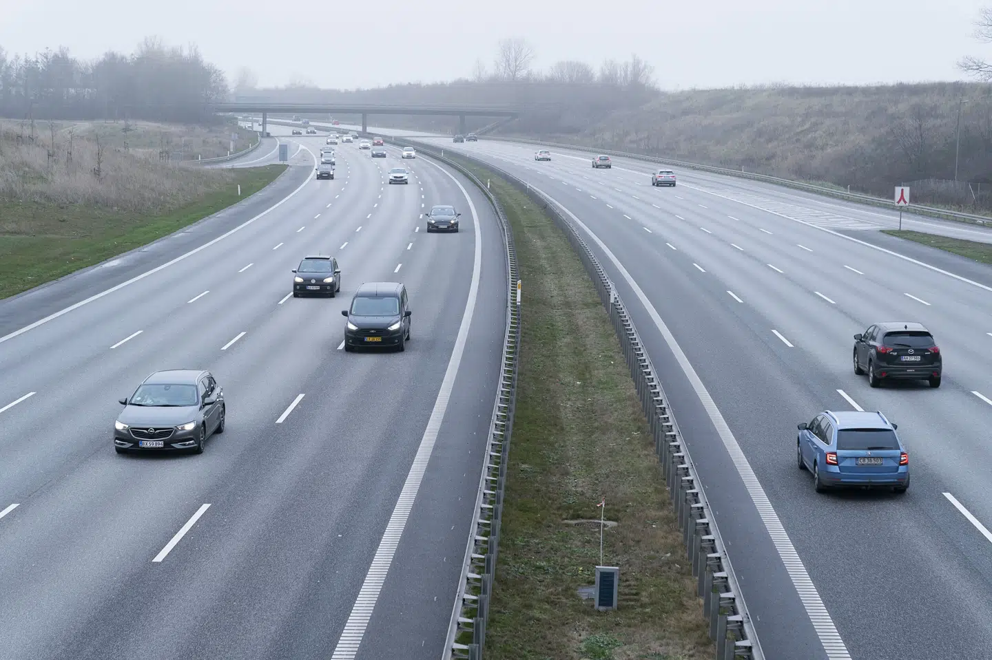 Høj inflation og stigende brændstofpriser har fået flere bilister til at sænke farten på motorvejene for at spare penge. (Arkivfoto).
