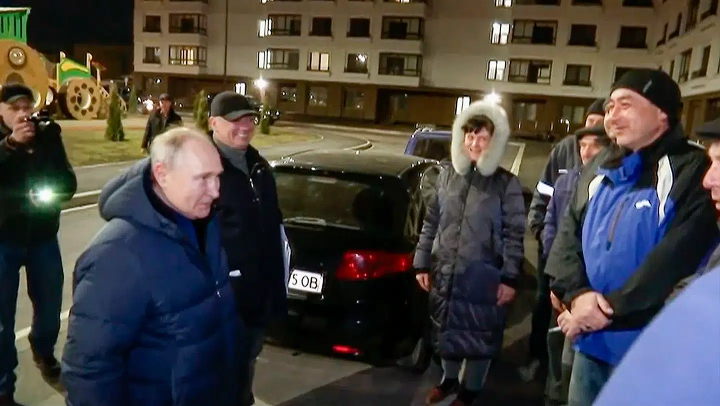 Putin på besøg i den besatte by Mariupol i marts i år. Dette billede og flere andre fra besøget gjorde, at rygter om Putins dobbeltgængere begyndte at sprede sig.