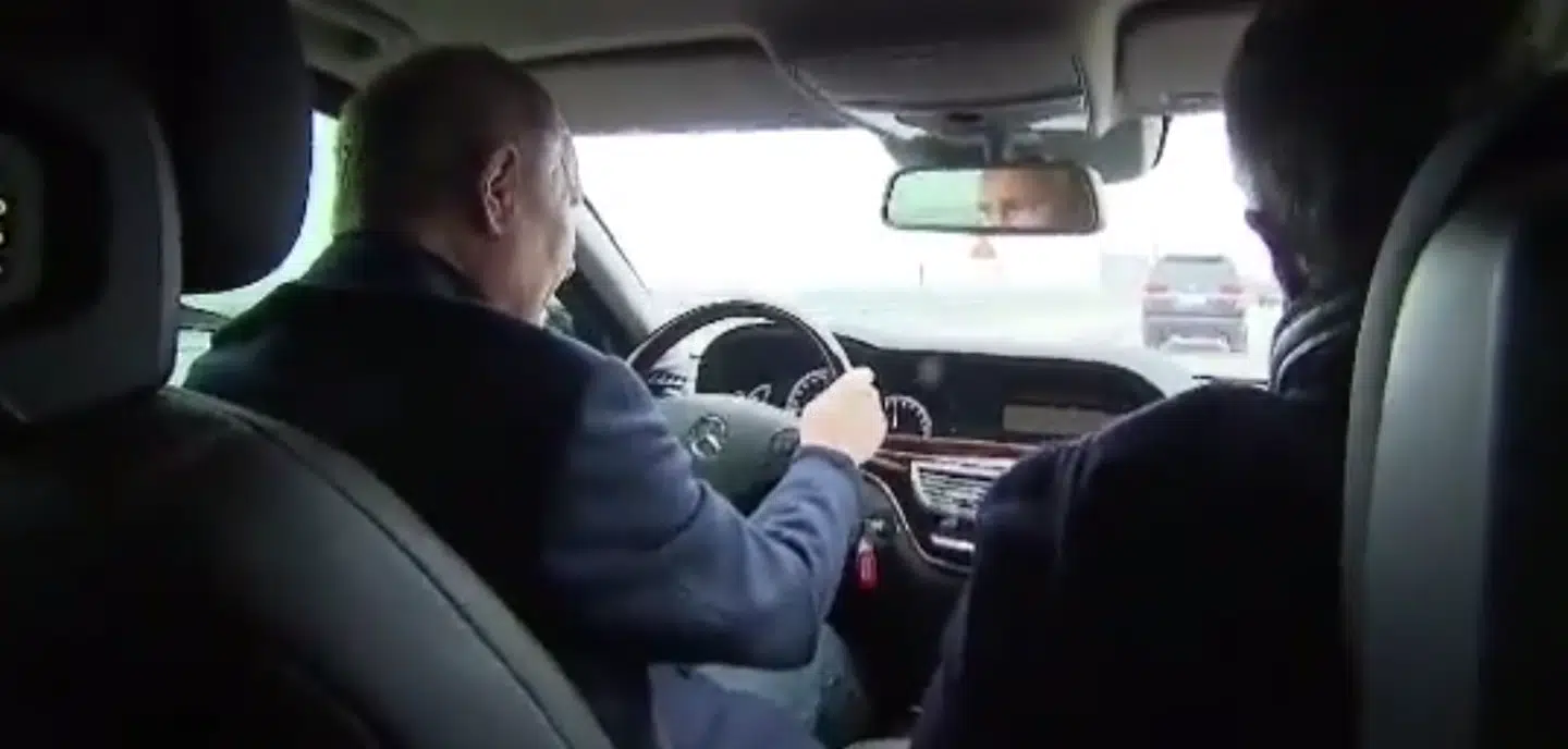 Putin i en bil på vej over Kerch-broen ved Krim december 2022.