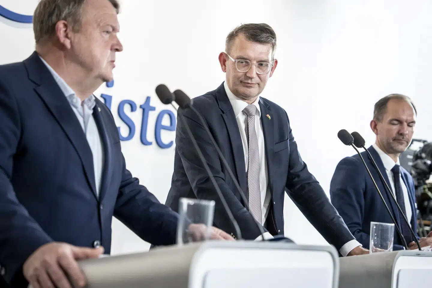 Økonomiminister Troels Lund Poulsen (V), skatteminister Jeppe Bruus (S) og udenrigsminister Lars Løkke Rasmussen (M) præsenterer regeringens skatteudspil i Økonomiministeriet mandag den 6. november 2023. (Foto: Mads Claus Rasmussen/Ritzau Scanpix)