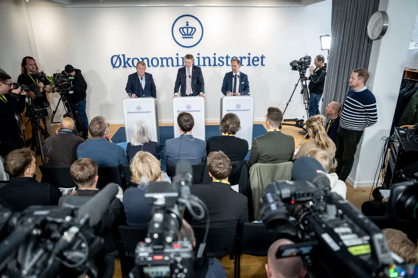 Økonomiminister Troels Lund Poulsen (V), skatteminister Jeppe Bruus (S) og udenrigsminister Lars Løkke Rasmussen (M) præsenterede regeringens skatteudspil i Økonomiministeriet mandag eftermiddag. Lund Poulsen forsikrede, at Venstre-vælgere kunne være tilfredse med dagens udspil.