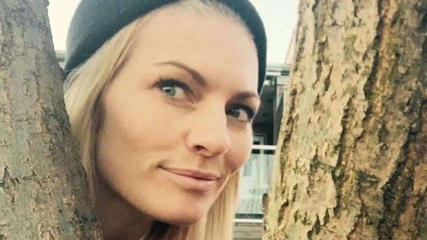 Mia Hundvin fik sig lidt af en overraskelse under optagelsen af en podcast på en scene foran et publikum.