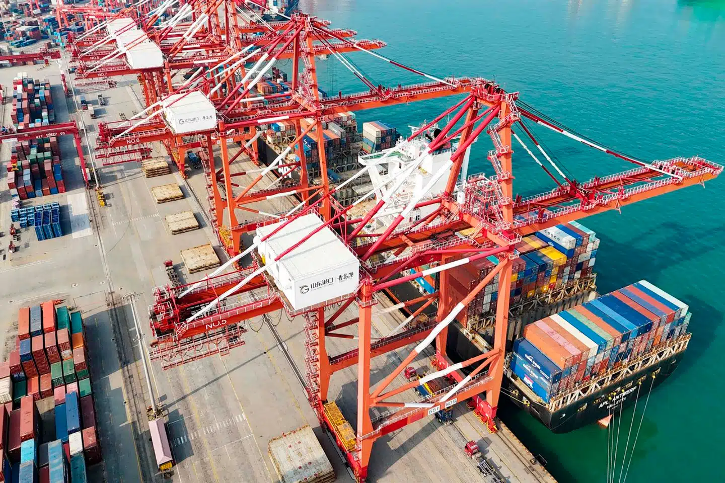 Et luftfoto viser, hvordan kraner læsser og losser containere i havnen i Qingdao i Kinas østlige Shandong-provins.