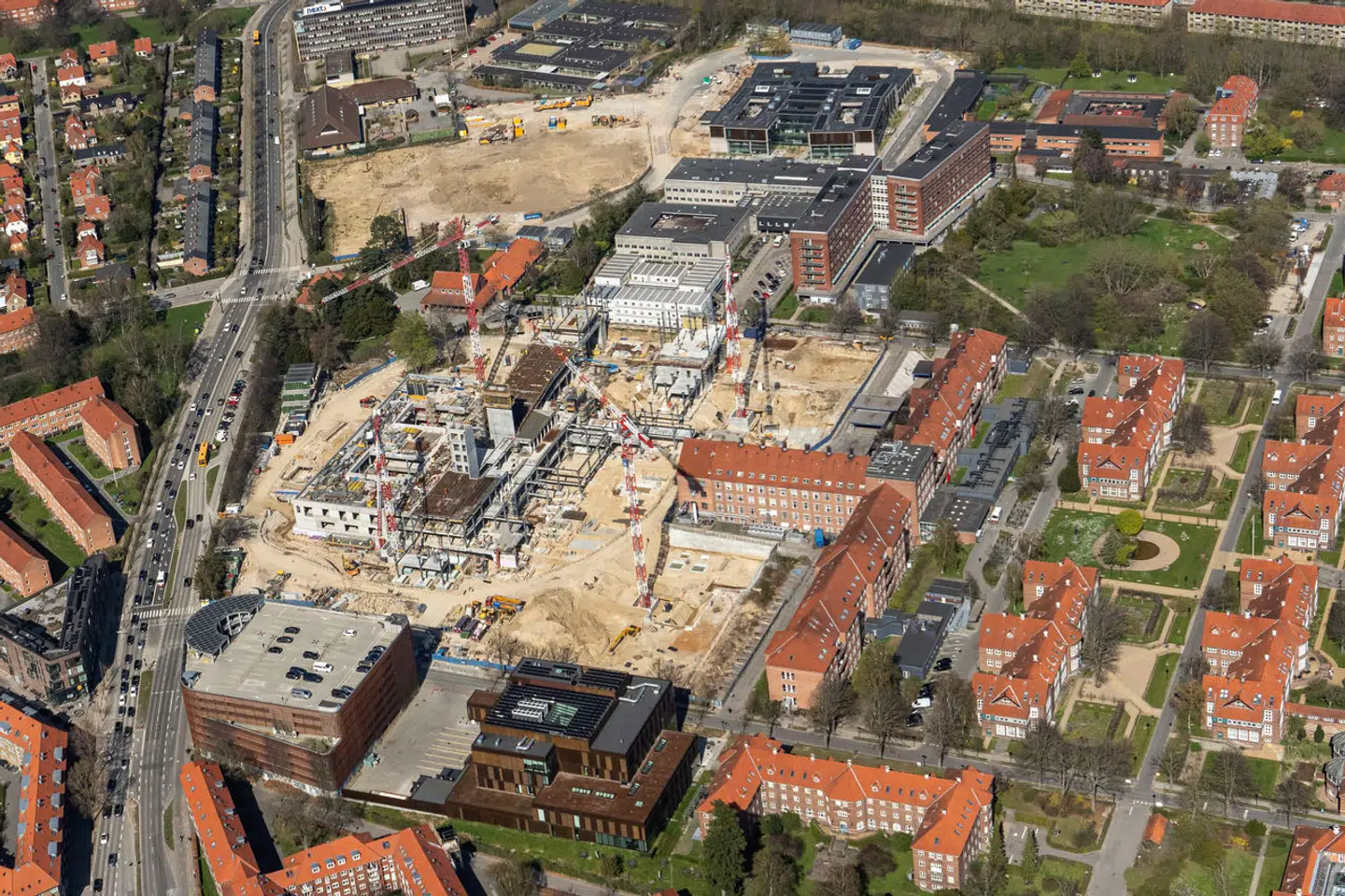 Det nye akuthus skal være en 77.500 kvadratmeter stor tilføjelse til det eksisterende Bispebjerg Hospital og omfatter blandt andet 500 ensengsstuer, en fælles akutmodtagelse, intensivafdeling, røntgen og operationsgang samt et helt nyt kvinde-barn-center. Men projektet er nu løbet ind i store problemer.