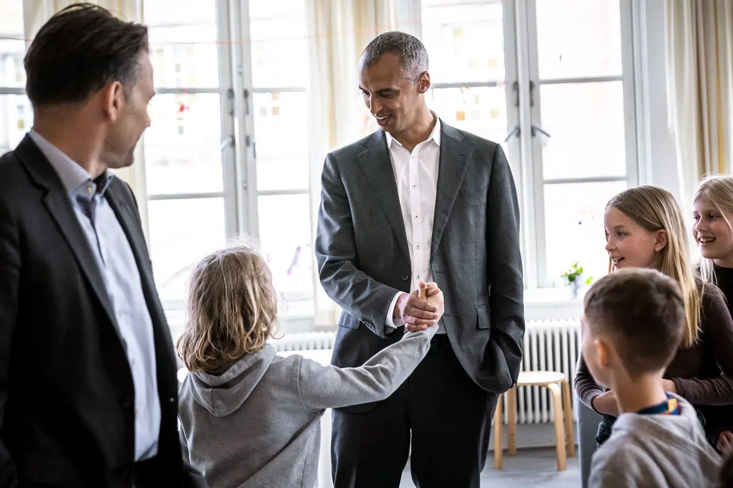 Undervisningsminister Mattias Tesfaye (S) vil have flere elever til at blive i den almene folkeskole. Han vil styrke folkeskolen, så færre har brug for at komme på specialskoler, siger han.