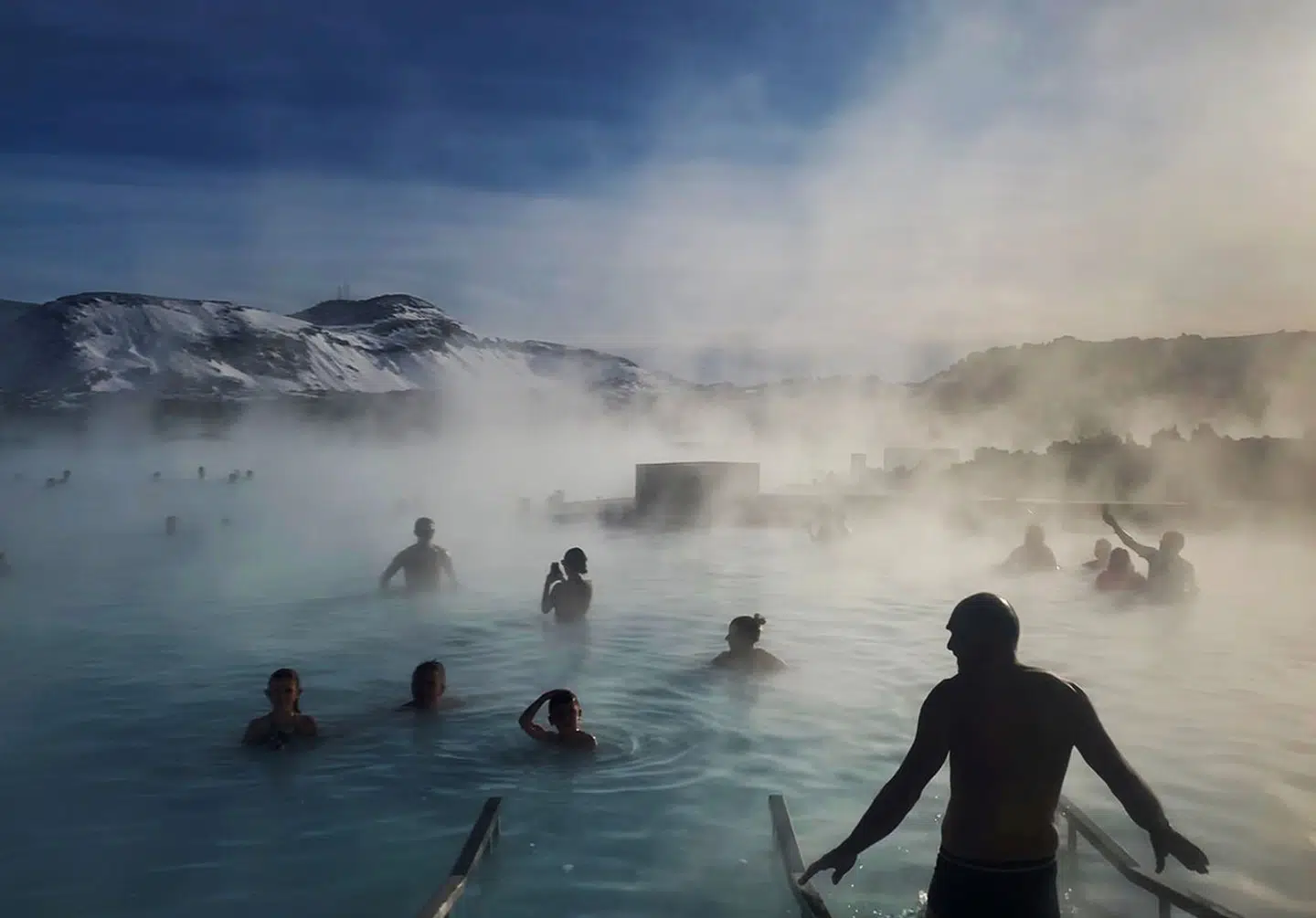Op mod 4.000 mennesker bader dagligt i det vulkansk opvarmede vand i Iceland Blue Lagoon. Men er gæsterne aktuelt i fare på grund af risikoen for et vulkanudbrud?