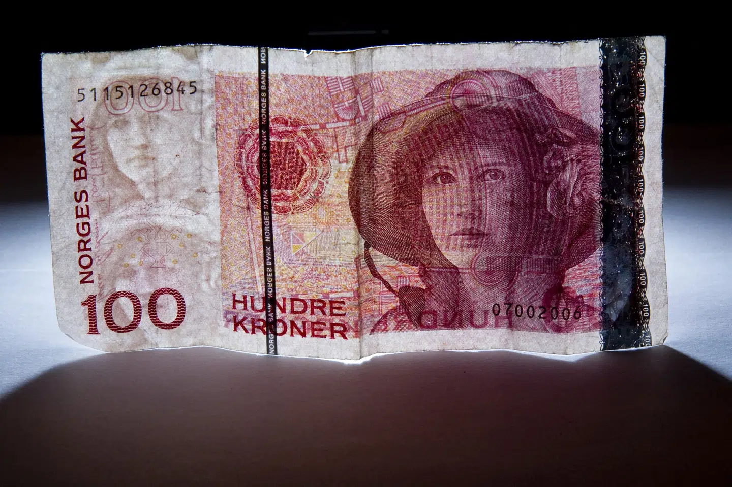 Værdien på den norske krone svækkes efter prisfald på olie. (Arkivfoto).