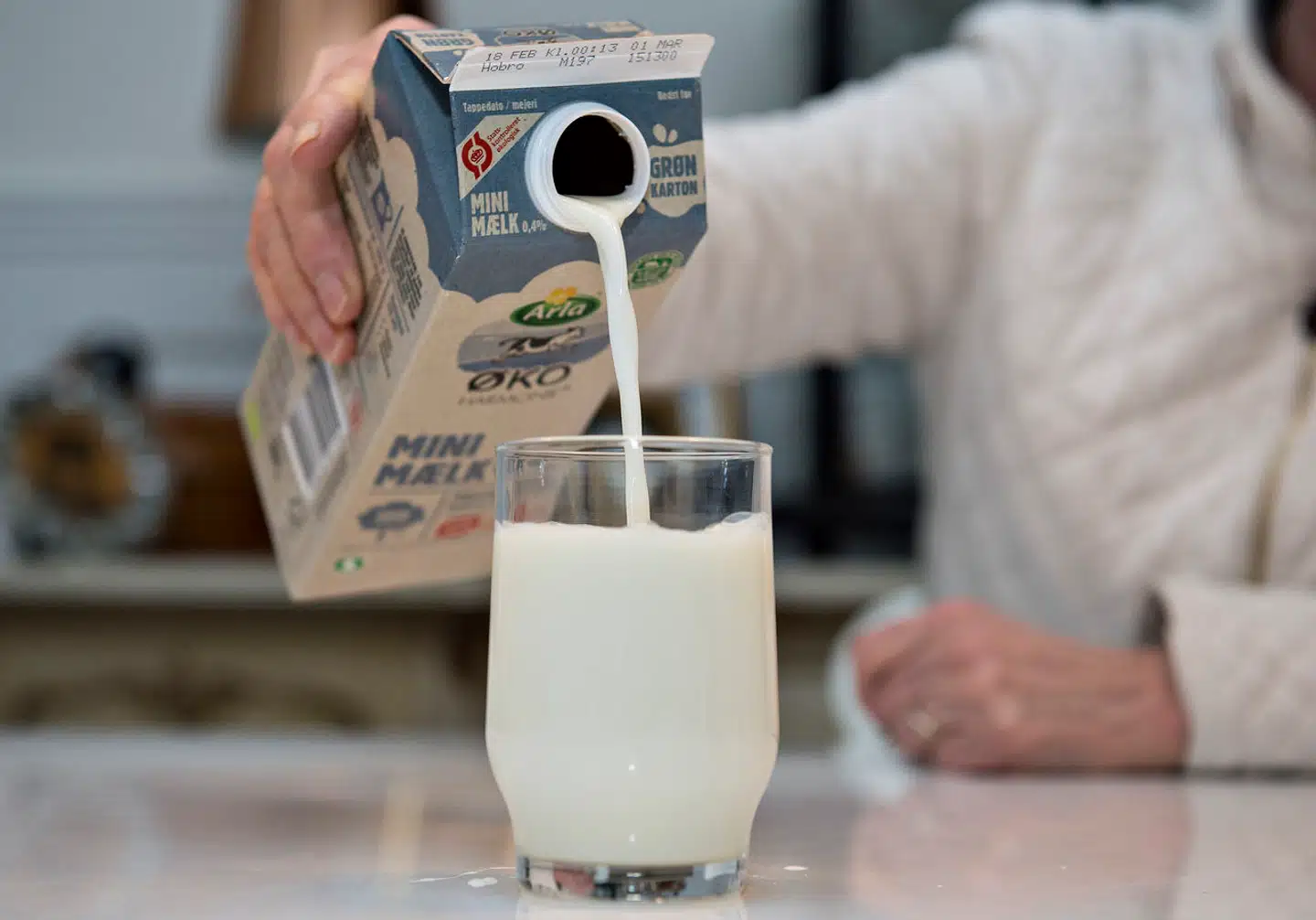 Sådan ser det ikke længere ud, når der skal hældes mælk op fra en Arla-karton.