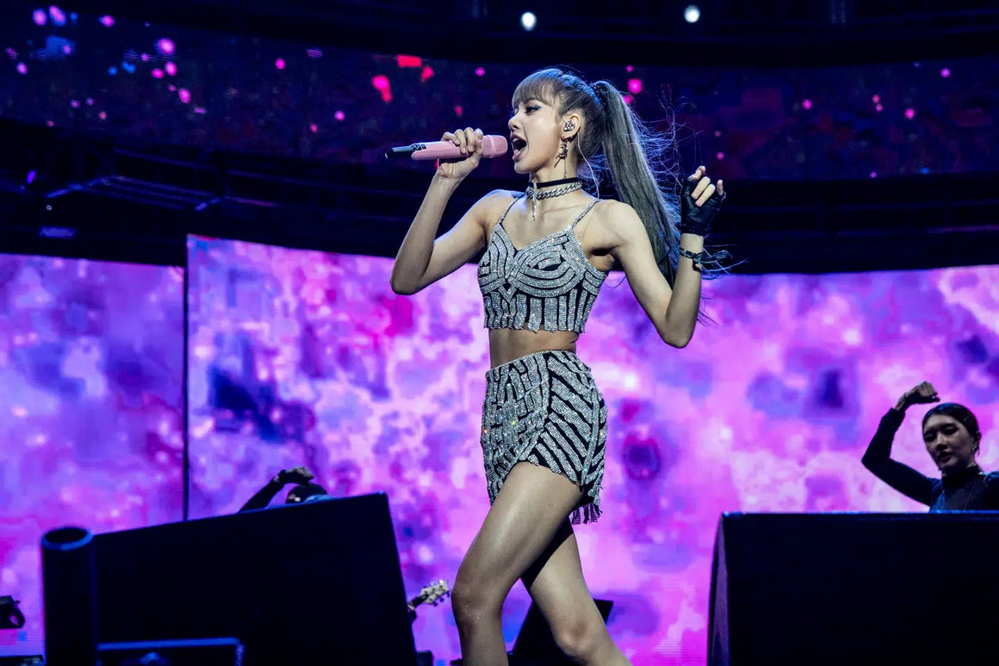 Alle medlemmer af Blackpink dyrker en persona, og Lisa skal fremstå som rå. Hun er samtidig en af de få thaier, der har fået succes i Sydkoreas popindustri.