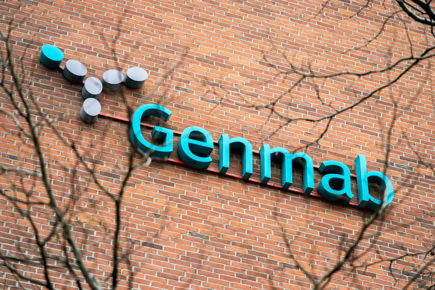 Den danske C-25-virksomhed Genmab brager afsted på aktiemarkedet efter flot regnskab.