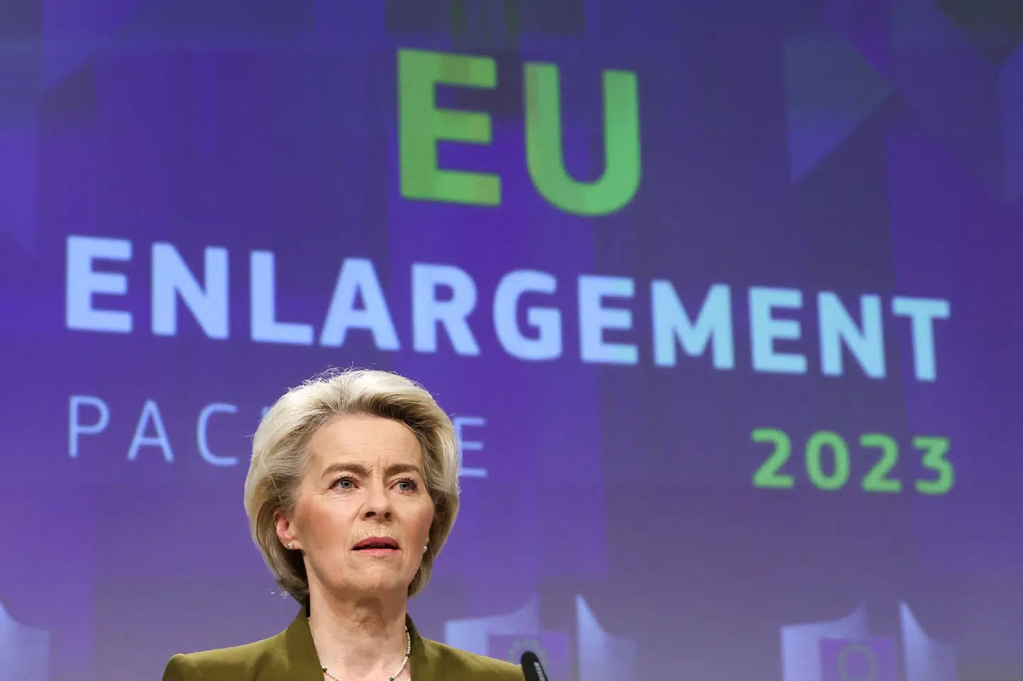 Trods krigen mod Rusland har Ukraine gennemført flere reformer, der bringer landet tættere på EU. Derfor anbefaler EU-Kommissionen, at der åbnes optagelsesforhandlinger med Ukraine, fastslår EU-Kommissionens formand, Ursula von der Leyen.