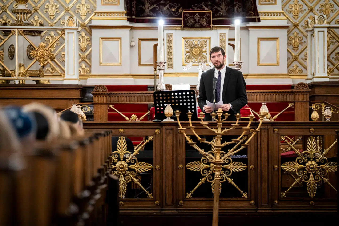 Overrabbiner Jair Melchior taler ved en mindehøjtidelighed for de israelske ofre for Hamas-terroren. I aften udgår en markering af 85-året for Krystalnatten fra synagogen i Krystalgade i København.