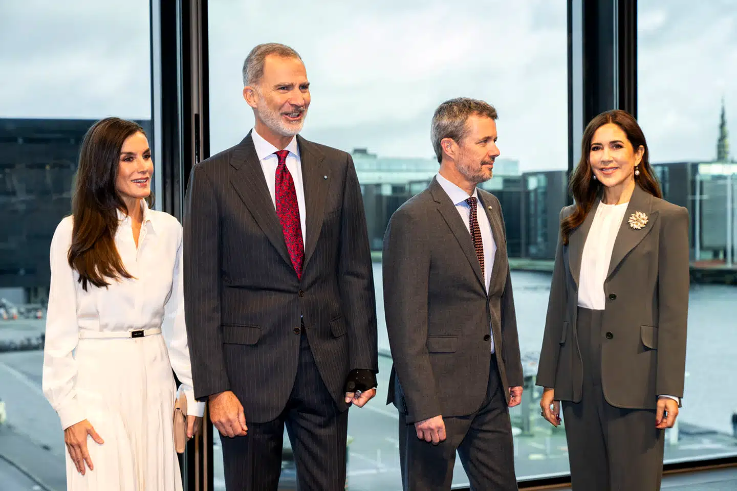 Kong Felipe og dronning Felizia af Spanien var på besøg i Danmark onsdag, samme dag som billederne af kronprins Frederik gik verden rundt. Her er de to kongelige par på besøg på DAC, Dansk Arkitektur Center, i København.