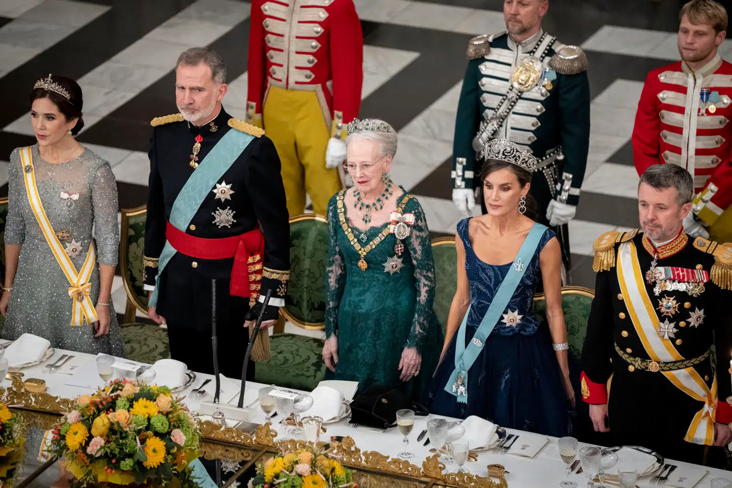 Rygterne fremkom under det spanske kongepars officielle statsbesøg i Danmark. Her ses kronprinsesse Mary, kong Felipe, dronning Margrethe, dronning Letizia og kronprins Frederik under gallataffel på Christiansborg Slot i København, mandag den 6. november 2023.