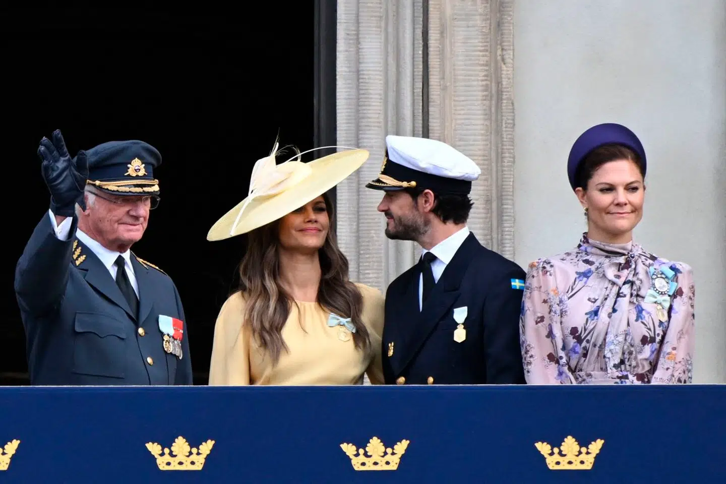 Carl Gustaf er konge af Sverige, og her ses han med sin datter, kronprinsesse Victoria, foruden sin søn prins Carl Philip og hans hustru prinsesse Sofia på balkonen til det kongelige slot i Stockholm.