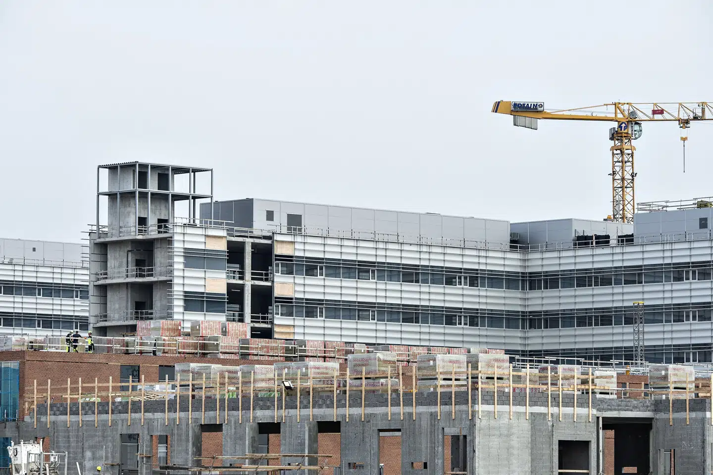 Det første spadestik til supersygehuset i Aalborg, Nyt Aalborg Universitetshospital, blev taget i 2013. Region Nordjylland har fået grønt lys til at låne 1,2 milliarder kroner ekstra til at få byggeriet færdigt. Her er noget af det 170.000 kvadratmeter store byggeri fotograferet i 2018. (Arkivfoto).