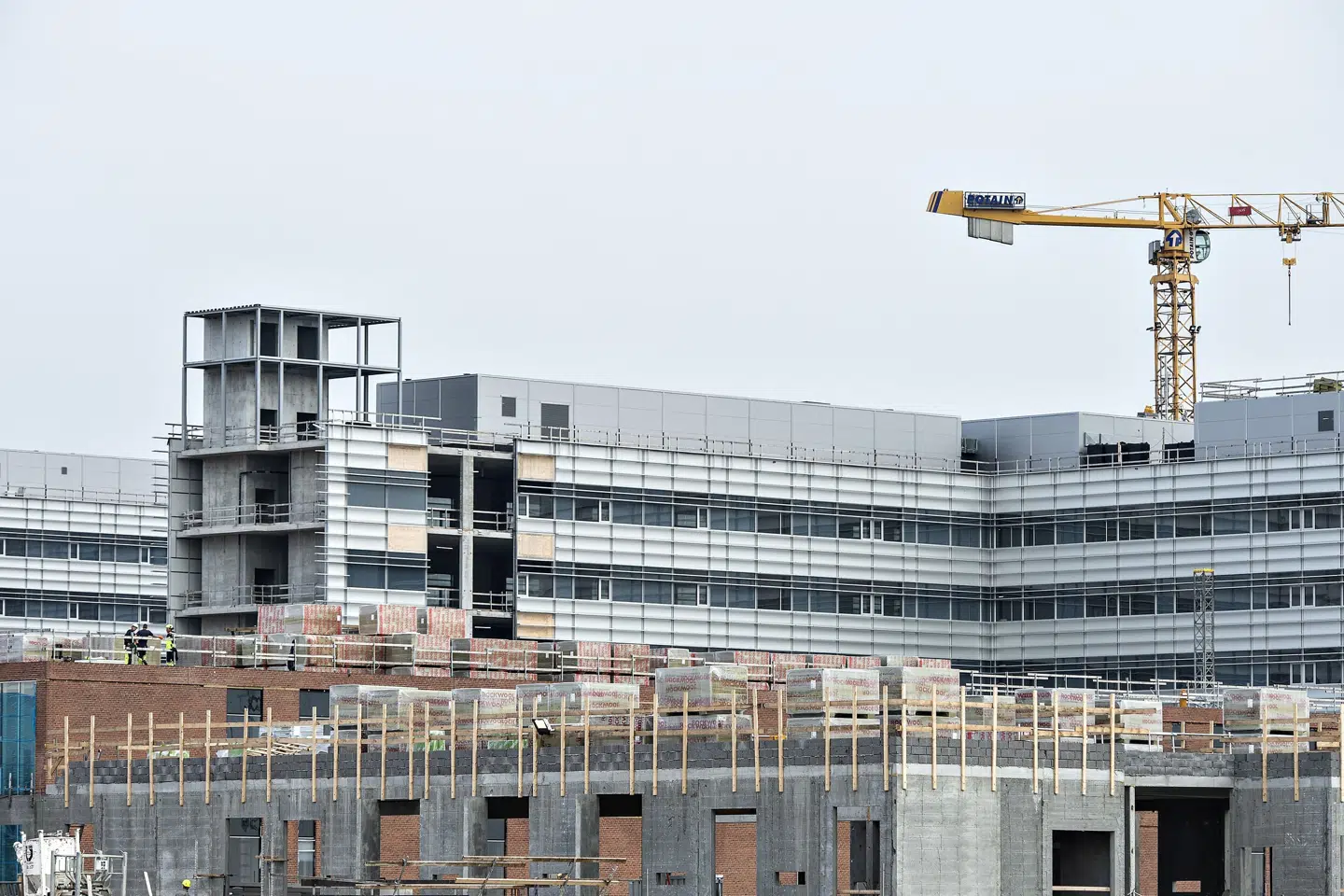 Det første spadestik til supersygehuset i Aalborg, Nyt Aalborg Universitetshospital, blev taget i 2013. Region Nordjylland har fået grønt lys til at låne 1,2 milliarder kroner ekstra til at få byggeriet færdigt. Her er noget af det 170.000 kvadratmeter store byggeri fotograferet i 2018. (Arkivfoto).