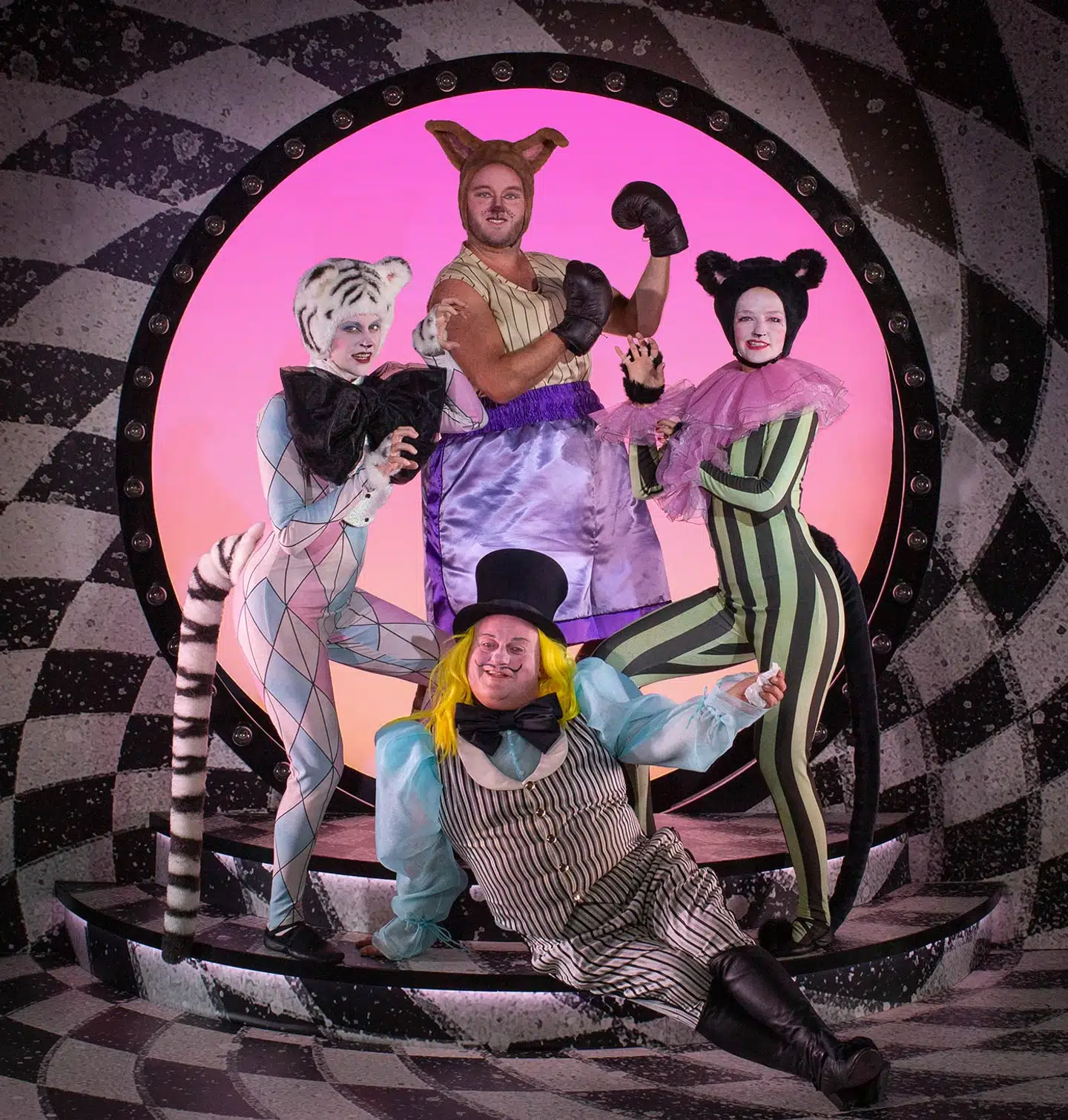 HiLS DiN MOR's forestilling »En kænguru som dig« handler om at gøre op med fordomme, siger teatrets leder. Dem mødte forestillingen på sin turné på Færøerne. De medvirkende er Mia Lerdam, Mikkel Reenberg, Julie Jeziorski og René Benjamin Hansen.