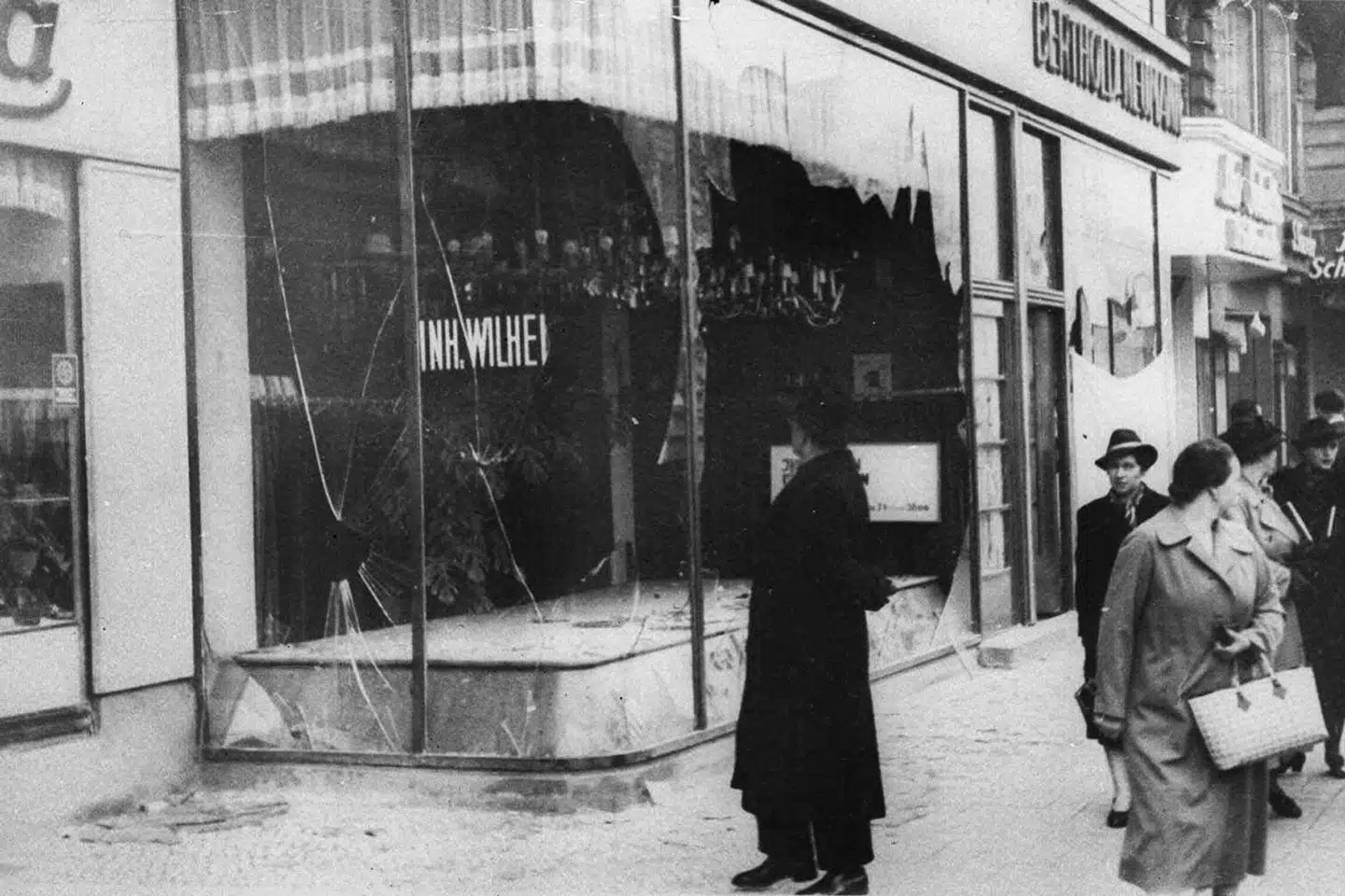 En mand ser på skaderne på en jødisk butik i Berlin den 10. november 1938 i kølvandet på Krystalnatten. (Arkivfoto).