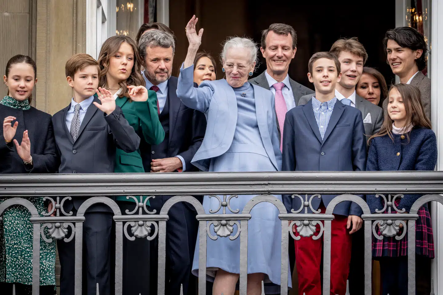 For første gang efter det, udlandet har døbt »titlegate«, fik danskerne Dronningen at se i selskab med hele familien.