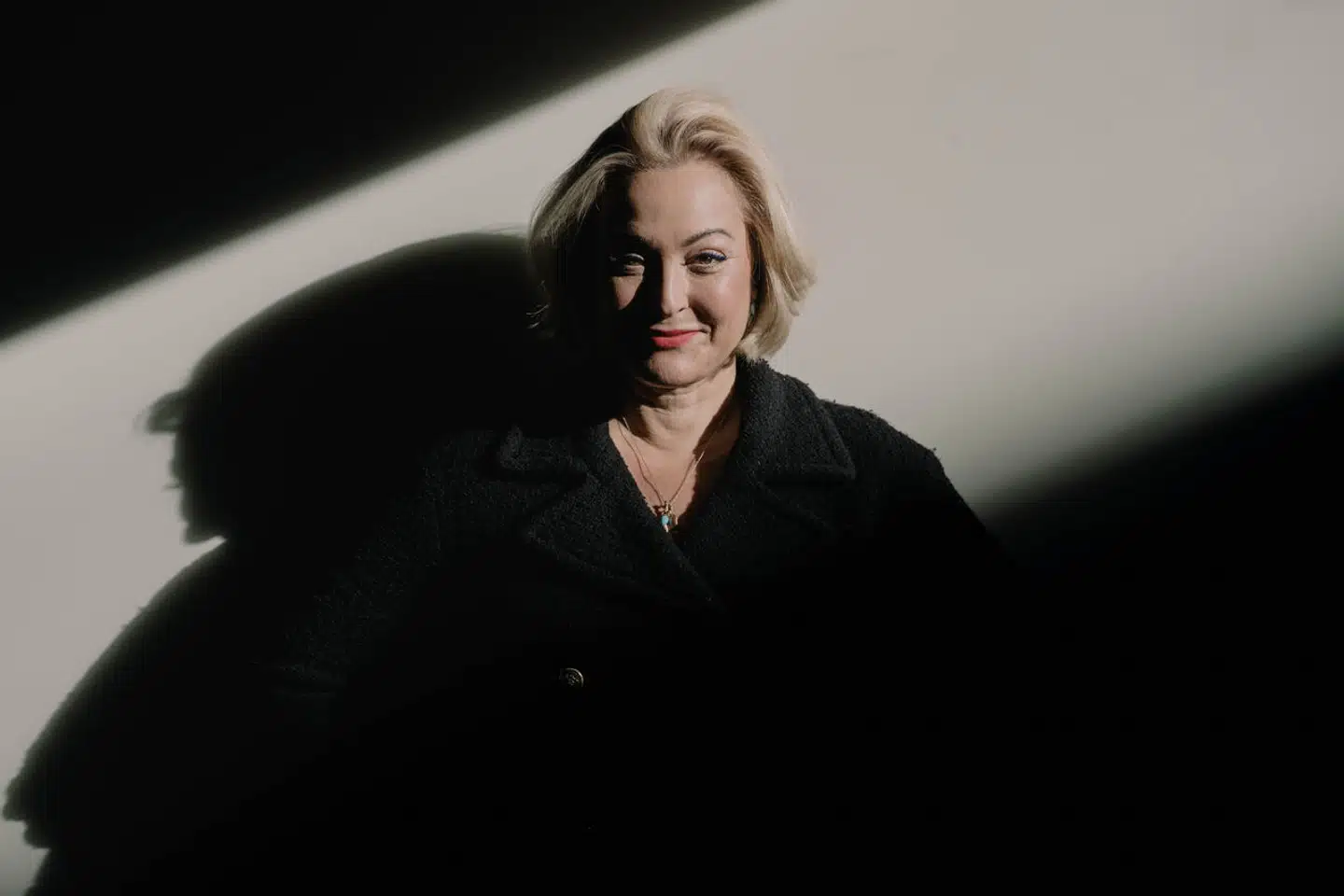 Stéphanie Surrugue har rejst verden rundt for at producere programmet »Danskere i verden«, der handler om danskere som har sat et aftryk på verden. Første program sende søndag 12. marts klokke 20 på DR1.