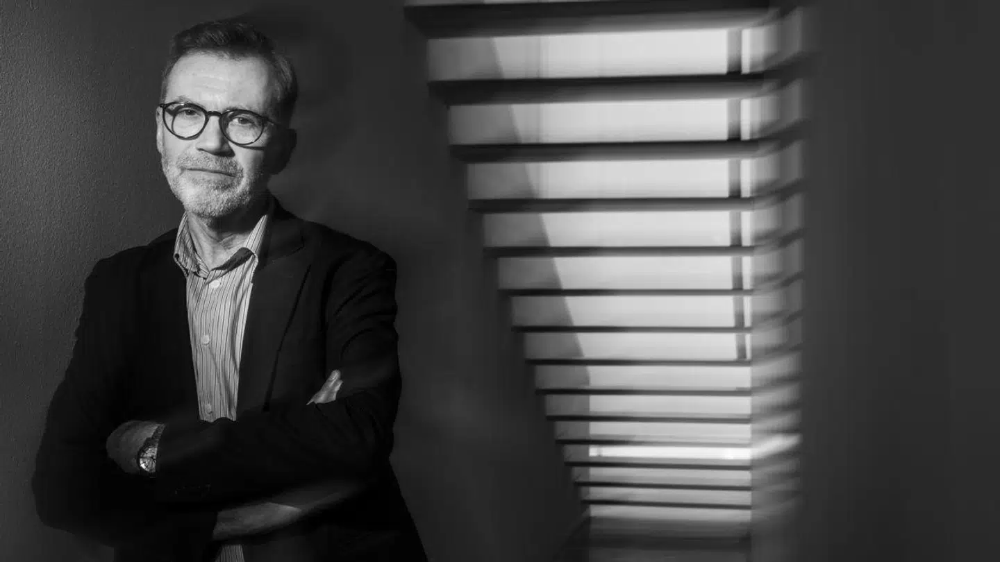 Mikkel Bogh er som direktør på Statens Museum for Kunst en af de mest magtfulde personer i den danske kunstverden. Nu træder han ned ad rangstigen. Han vil ikke længere acceptere den arbejdsgang, der har præget hans liv som topleder.