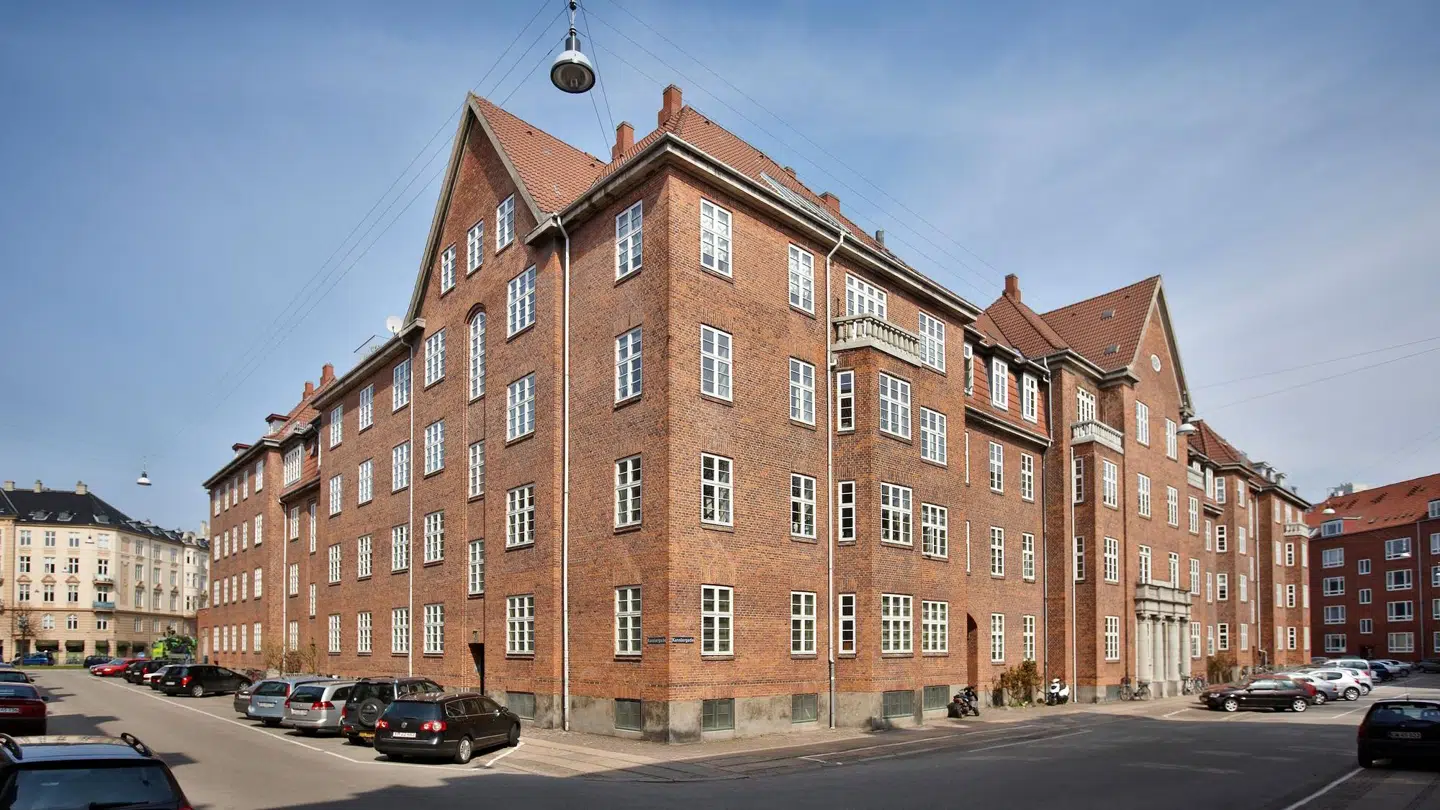 I denne ældre ejendom i Kanslergade i København har PFA i 2022 afprøvet det nye intelligente varmesystem, hvor de 74 lejligheder i gennemsnit sparede 18 procent på varmen. Nu skal det indføres i en lang række andre PFA-ejendomme.