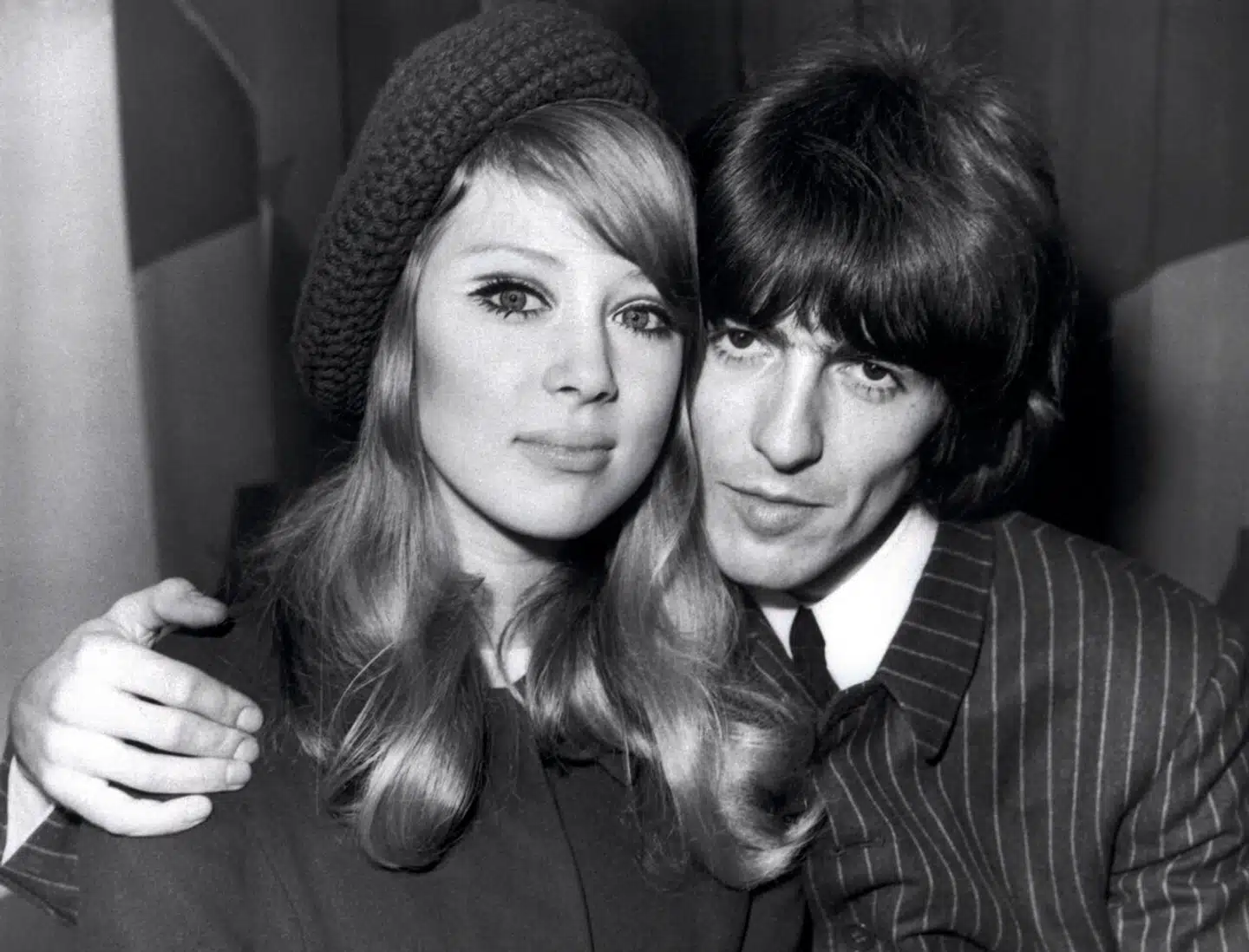 George Harrison med sin daværende hustru Patti Boyd i juni 1966, da han var rasende over at skulle betale mere end 90 procent i skat.