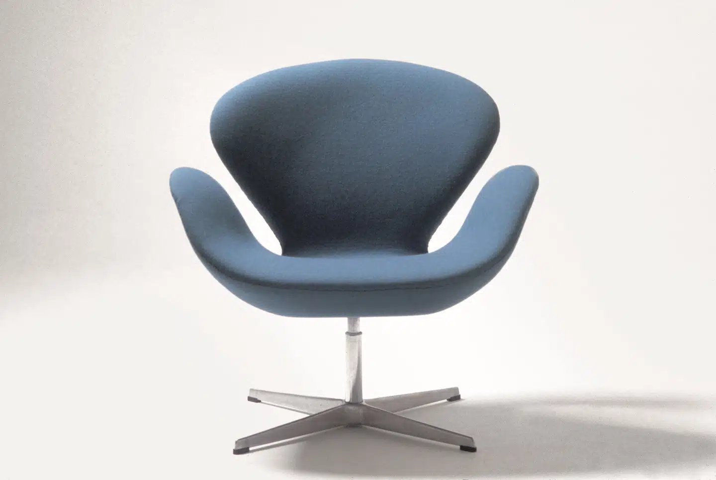 »Svanen var egentlig tænkt som en finerstol a la Myren, men fungerede bedre i det nye styroporskum.