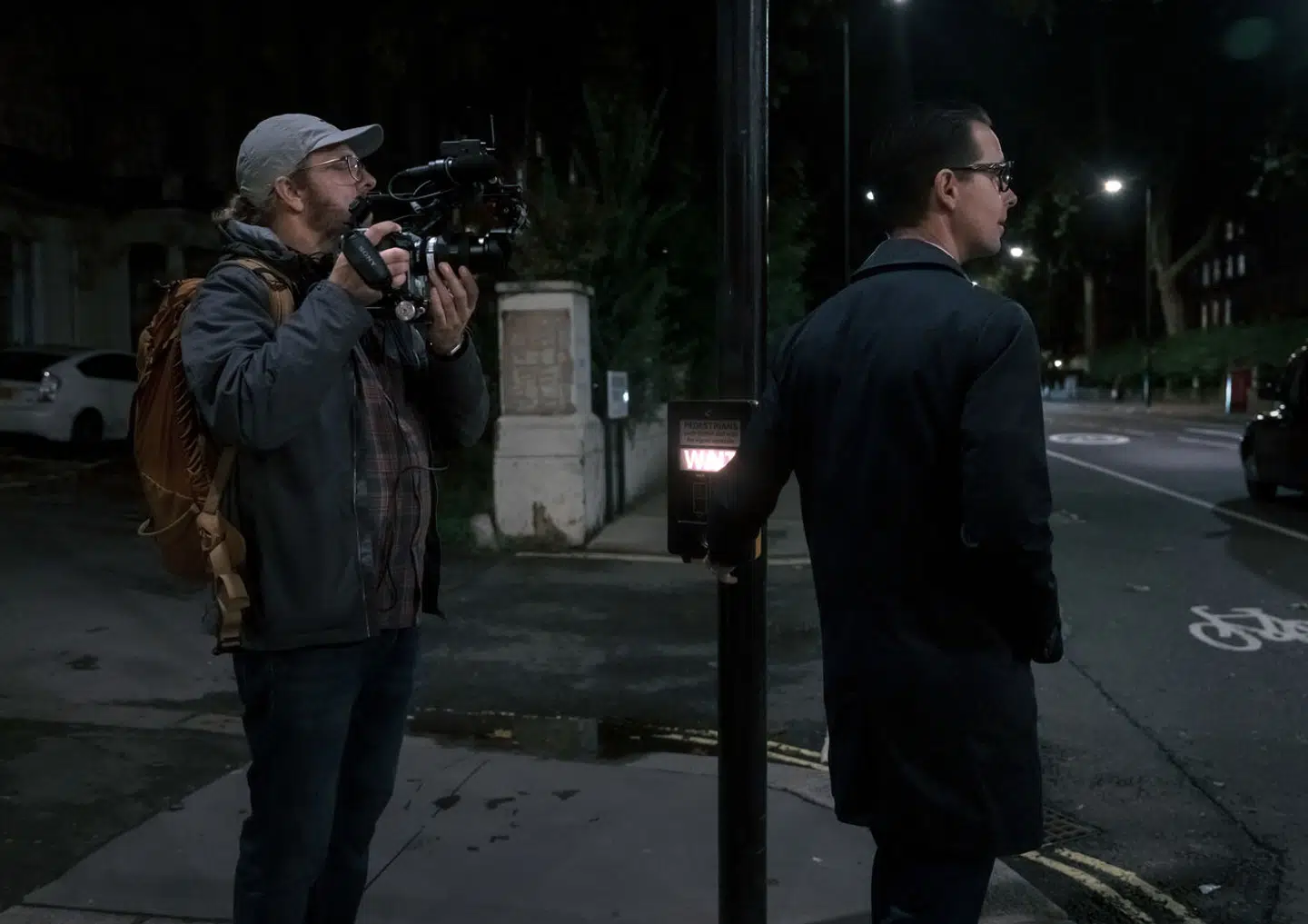 En fotograf fra DR filmer Jacob Aarup-Andersen, mens han går gennem Londons gader.