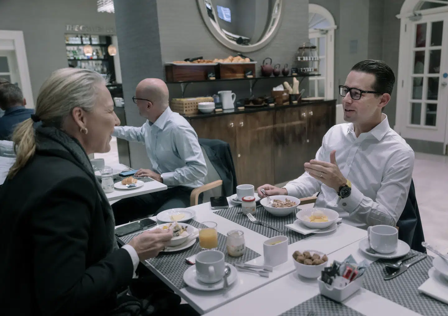 Morgenmad med finansdirektør Ulrica Fearn, før de to skal møde analytikere og investorer.