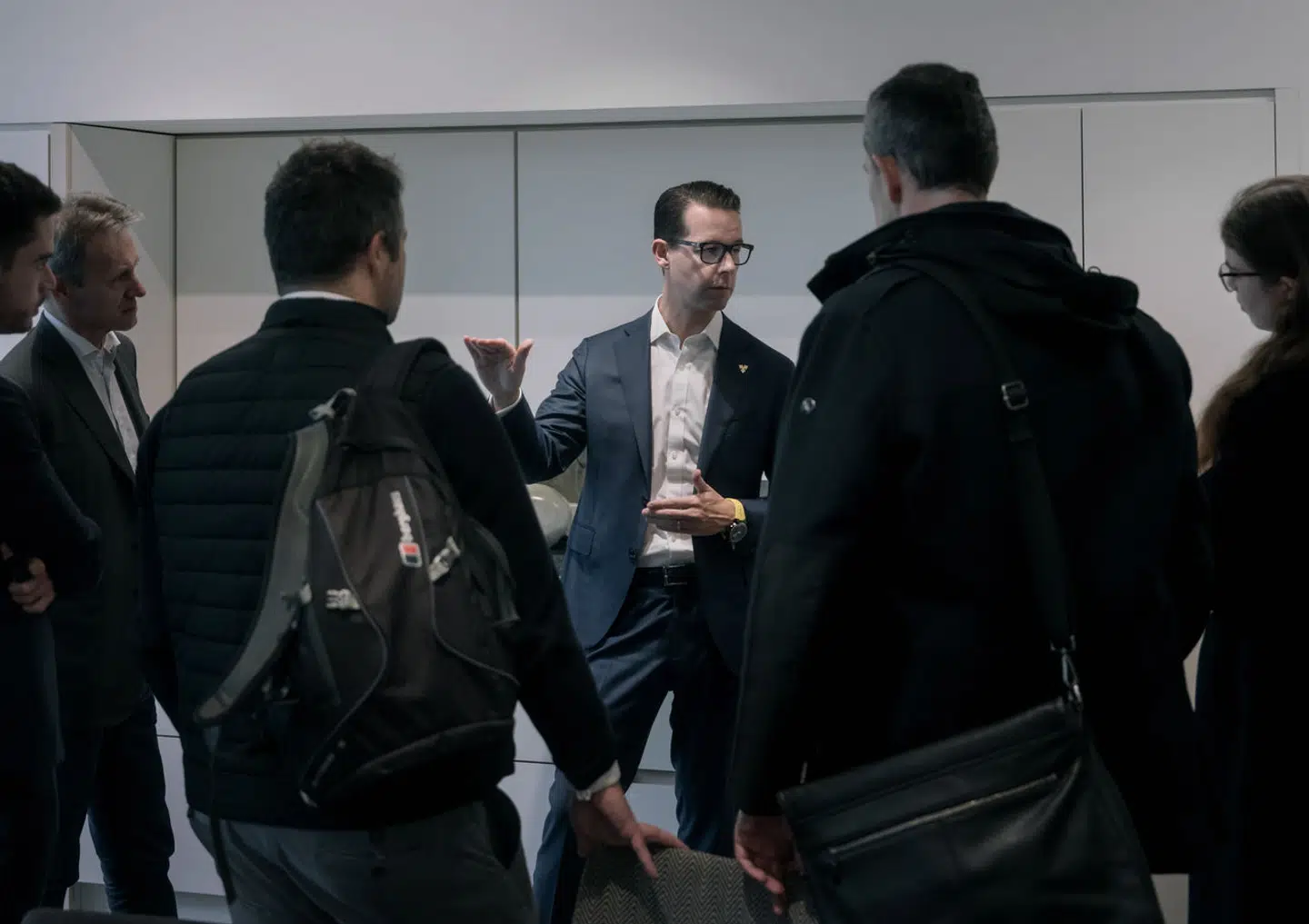 Aktieanalytikere fra nogle af verdens største investeringsbanker stimler sammen om Jacob Aarup-Andersen, da han møder dem i London.