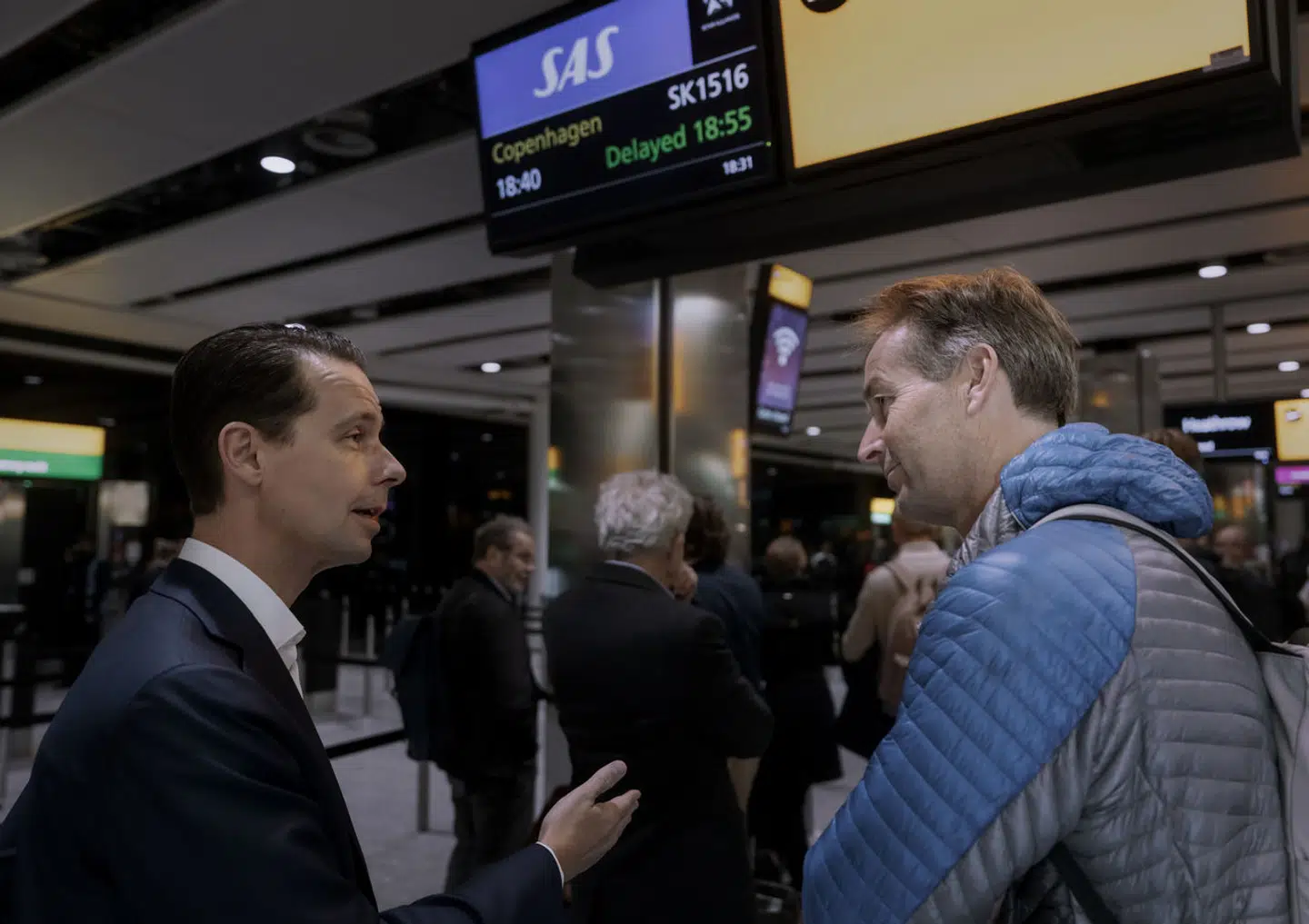 På vej hjem til København møder Carlsberg-chefen den danske landstræner, Kasper Hjulmand.