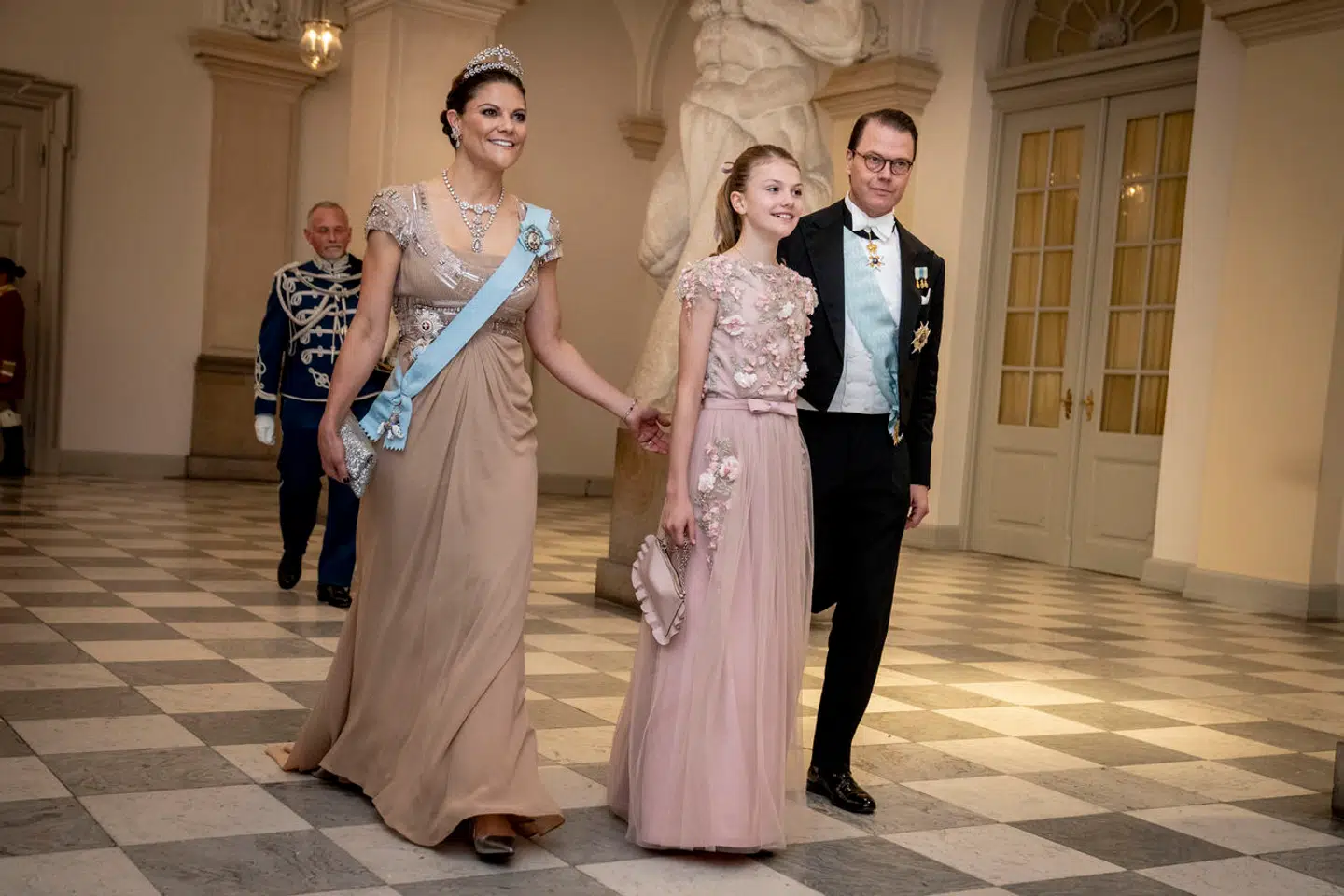 Fælles front i Sverige. Kronprinsesse Victoria og prins Daniel dementerede i kontante vendinger et rygte om utroskab. Det virkede. Her fotograferet til den danske prins Christians fødselsdag med deres datter prinsesse Estelle.