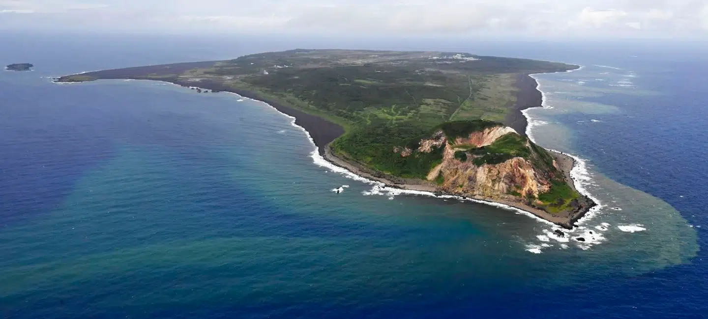 Det undersøiske vulkanudbrud finder sted i området, hvor amerikanske og japanske styrker førte en blodig kamp under Anden Verdenskrig.