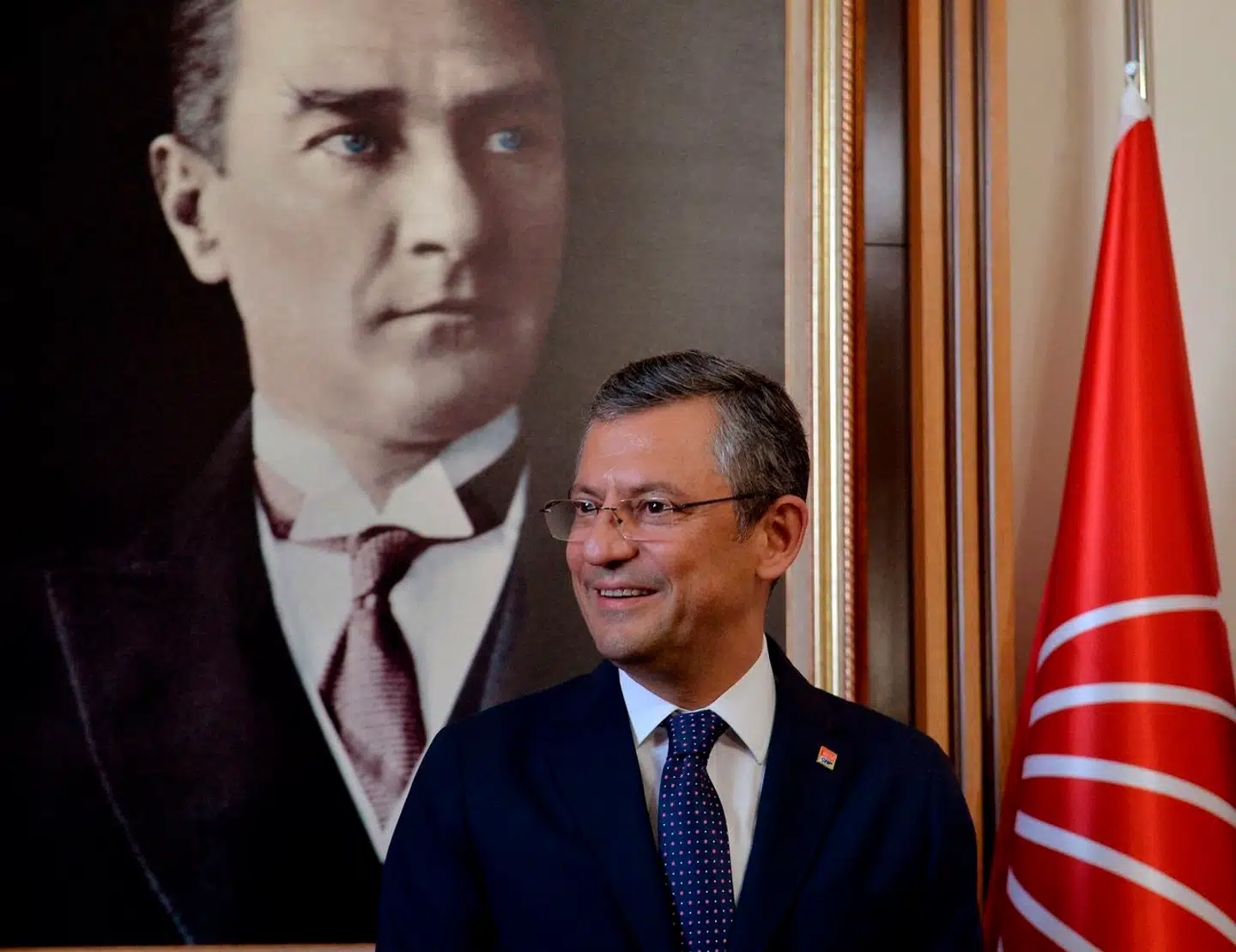 Özgur Özel nyligt afbilledet foran portræt af landsfaderen Atatürk. Foto: AFP, Scanpix