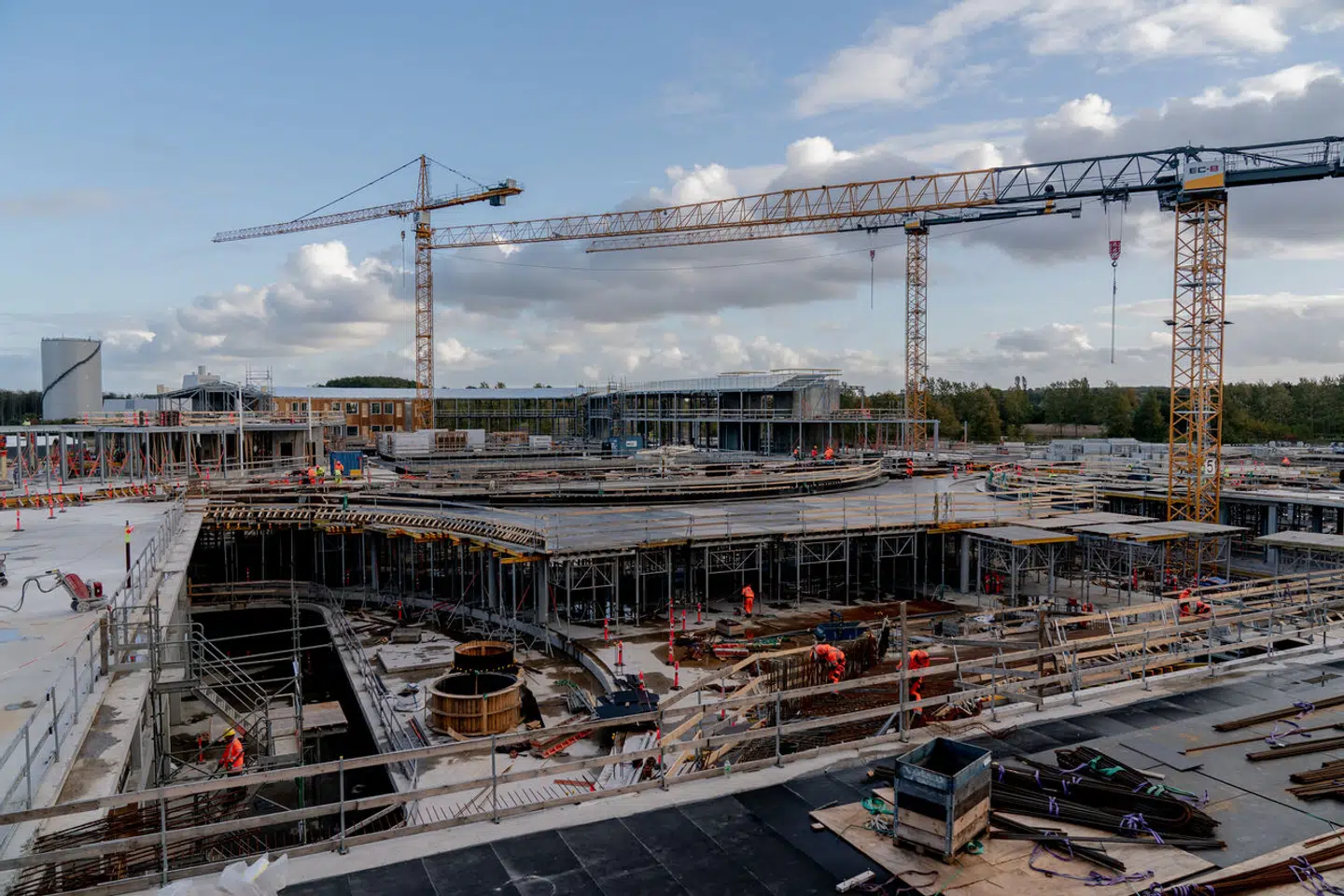 Byggeriet af Nyt Hospital Nordsjælland i Hillerød har været ramt af store udfordringer. Det bliver mere end to milliarder dyrere end forventet og adskillige år forsinket.