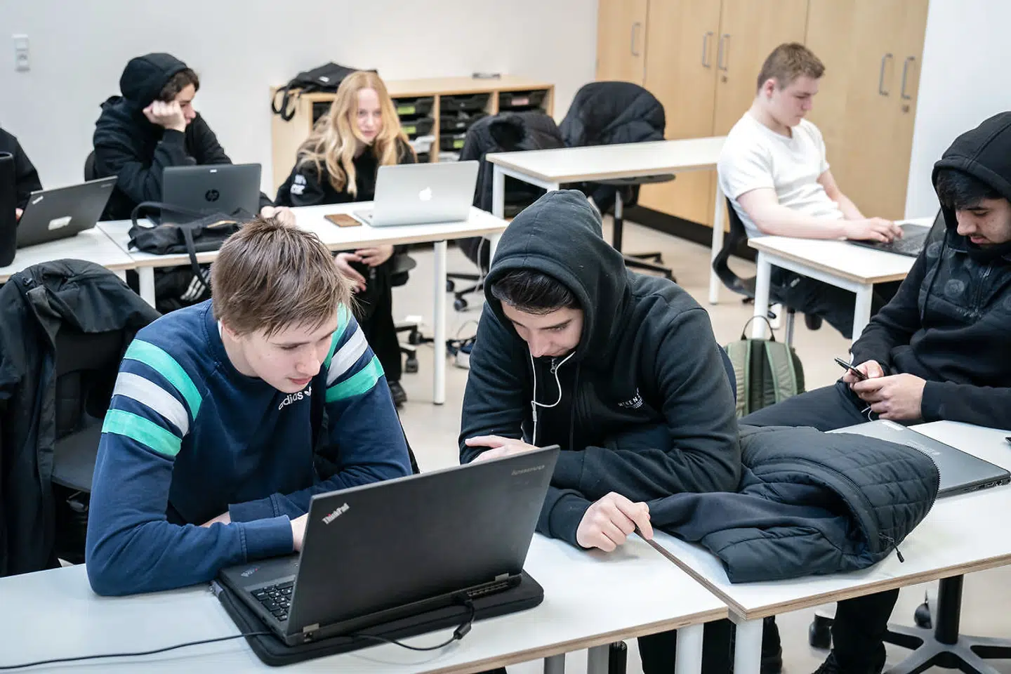 Magt er alt muligt andet end politisk magt. Det er forældrenes magt i familien, lærerens magt i klasseværelset.