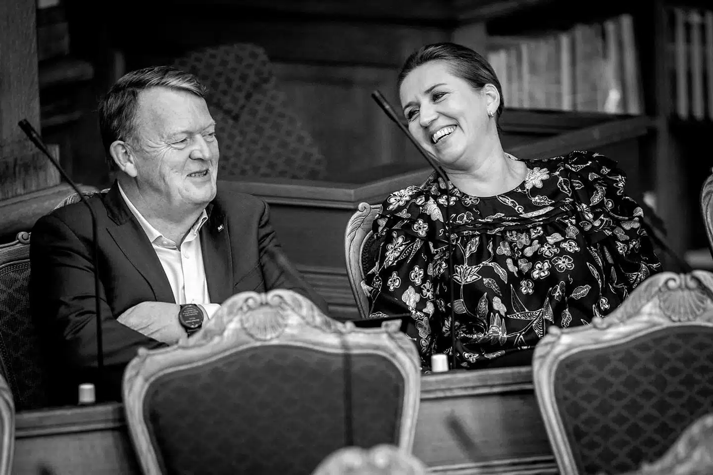 Mette Frederiksen smiler meget. Hele tiden. Mens hun iscenesætter sig om krisestatskvinde i en mørk tid.