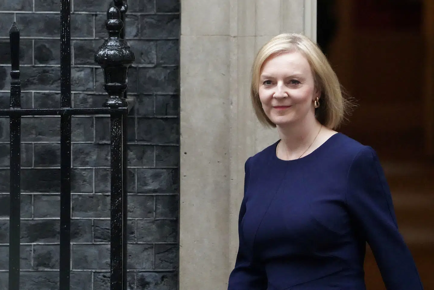 Storbritanniens premierminister Liz Truss er tilsyneladende enig med Anders Fogh, der engang mente, at de økonomiske lærebøger skulle skrives om. Virkeligheden indhentede Fogh, og nu har den ramt Truss endnu hurtigere, skriver Ole P. Kristensen i denne leder.