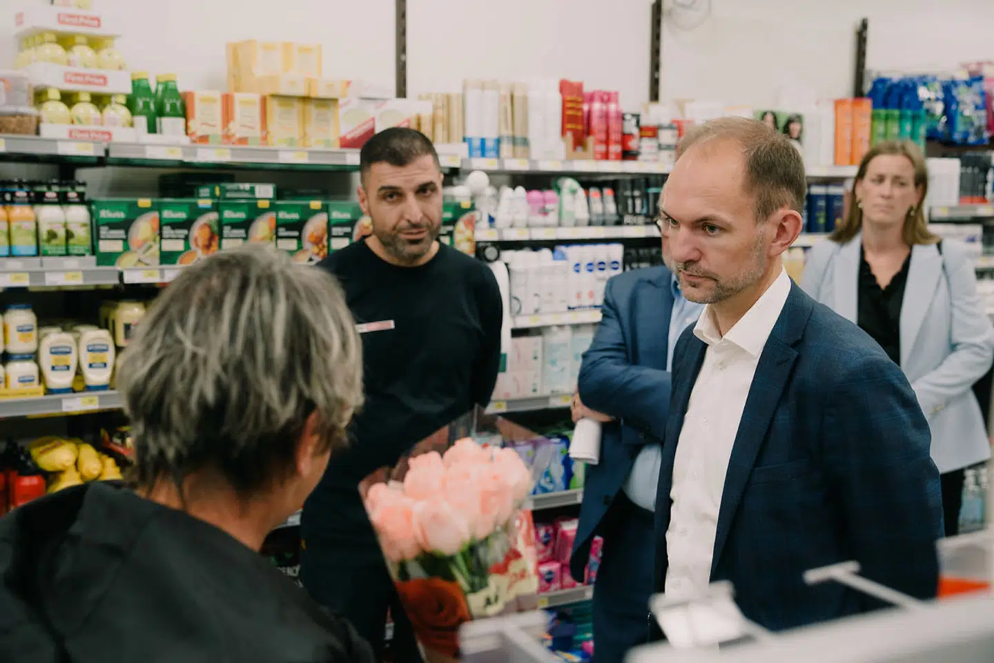 Skatteminister Jeppe Bruus på besøg hos en af de mange købmænd, der lider økonomisk på grund af de høje elpriser.