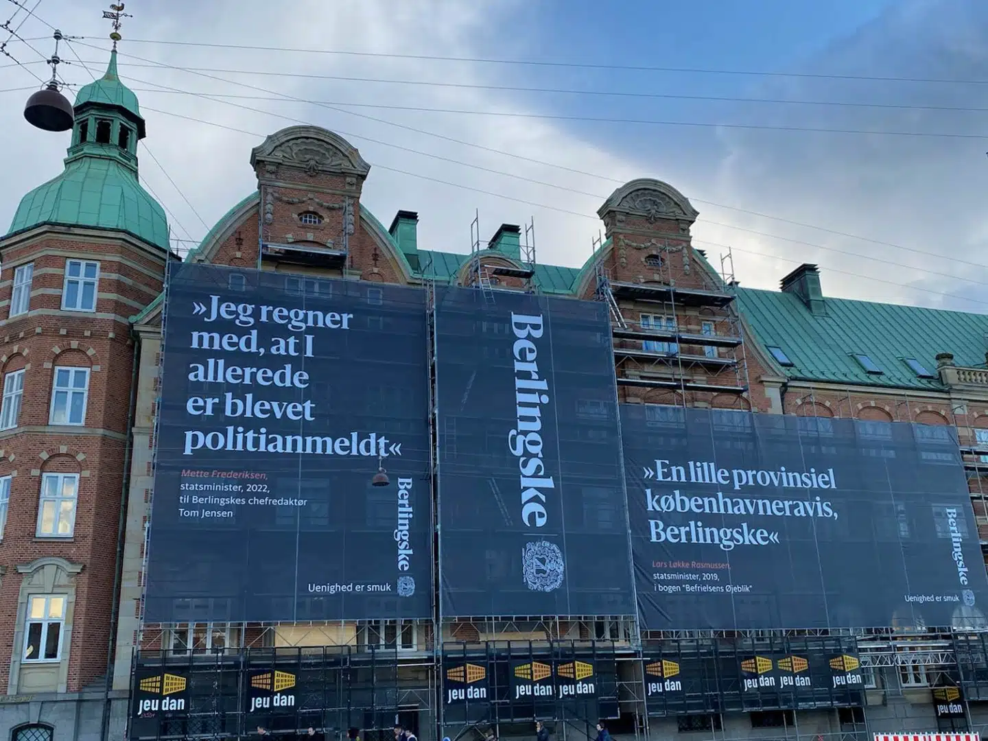 Her er den – endelig! – Berlingske outdoor-reklame på nabobygningen til Børsen nær Christiansborg i København.