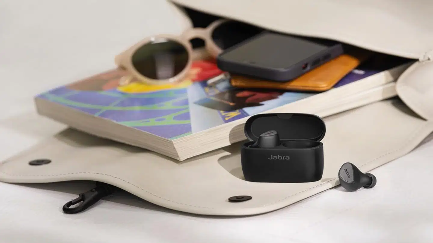 Udviklingen af bedre og klarere lyd på stadig mindre plads er et stykke præcisionsarbejde. Den danske lydproducent Jabra lancerer nu sine trådløse Jabra Elite 5-ørepropper, som anvender en endnu mere avanceret teknologi til effektiv støjdæmpning.