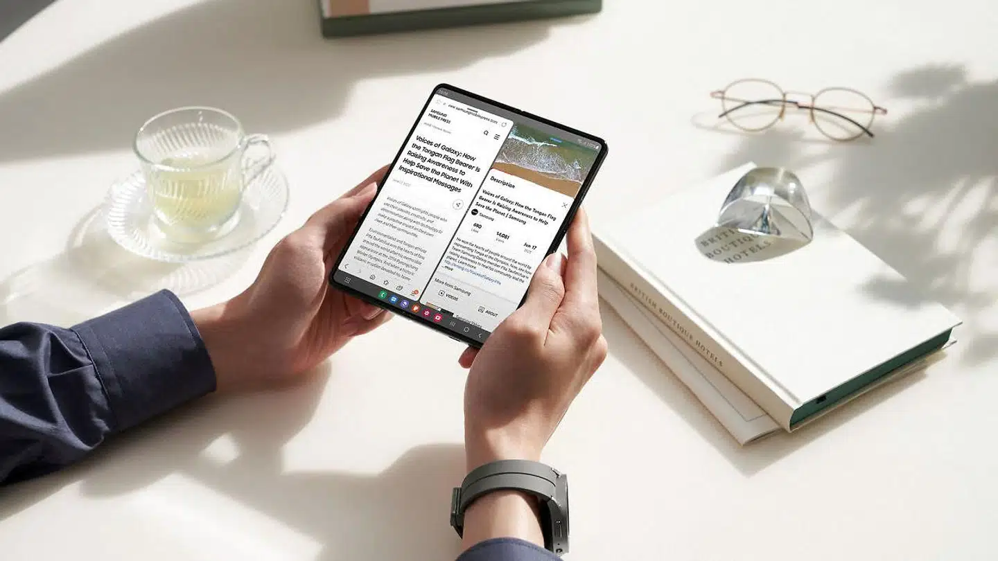 Den nye type telefoner med foldbar skærm som Samsungs Galaxy Z Fold 4 her holder skansen på et ellers nedadgående smartphonemarked, presset af den økonomiske krise.
