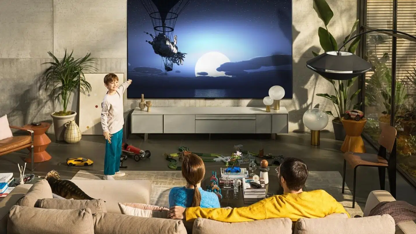 Der skal en betydelig stue og formentlig også pengepung til, hvis man vil have LGs 97 tommer store OLED-fladskærm hængende derhjemme.